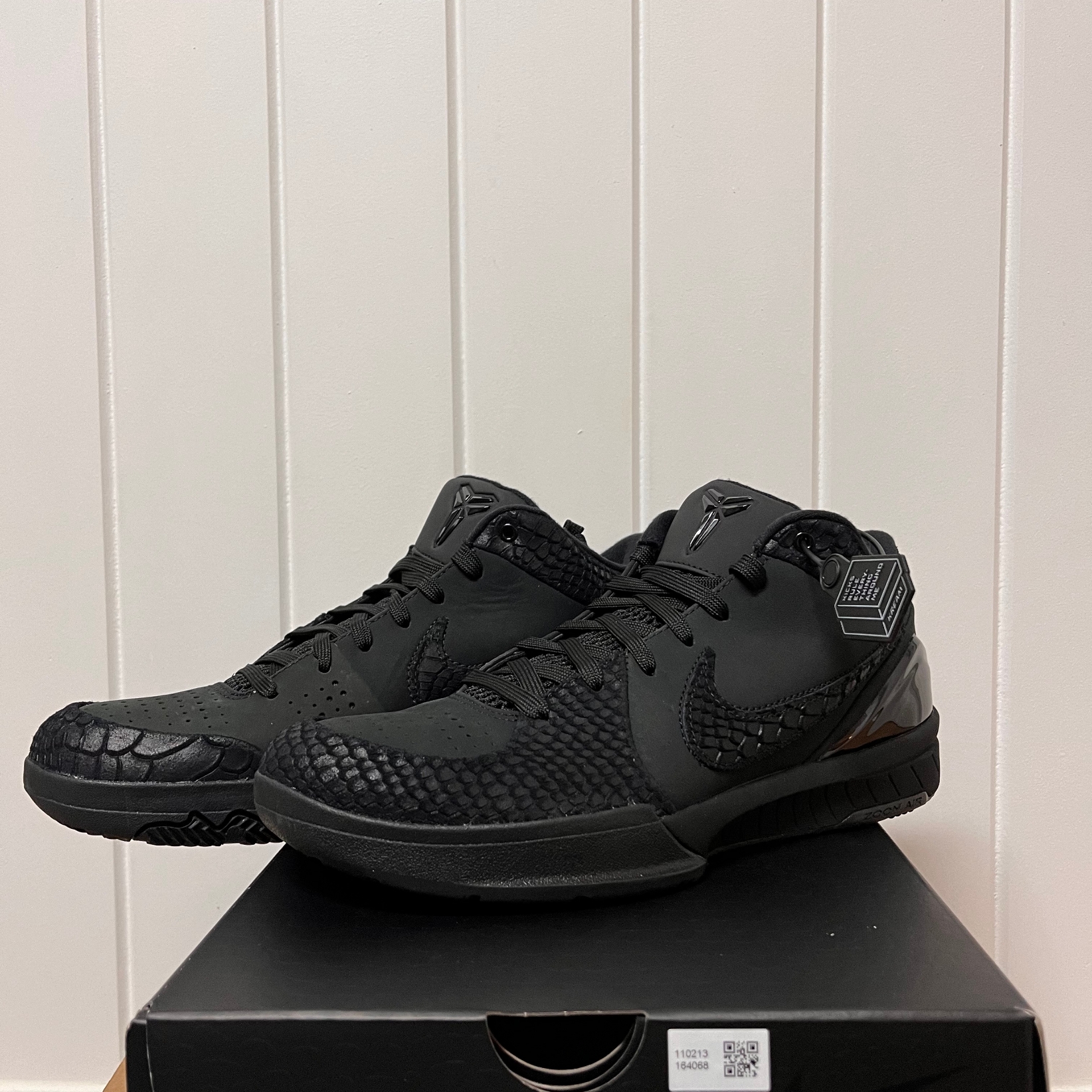 Nike Kobe 4 Protro Black University Gold 착용 스타일 - 2