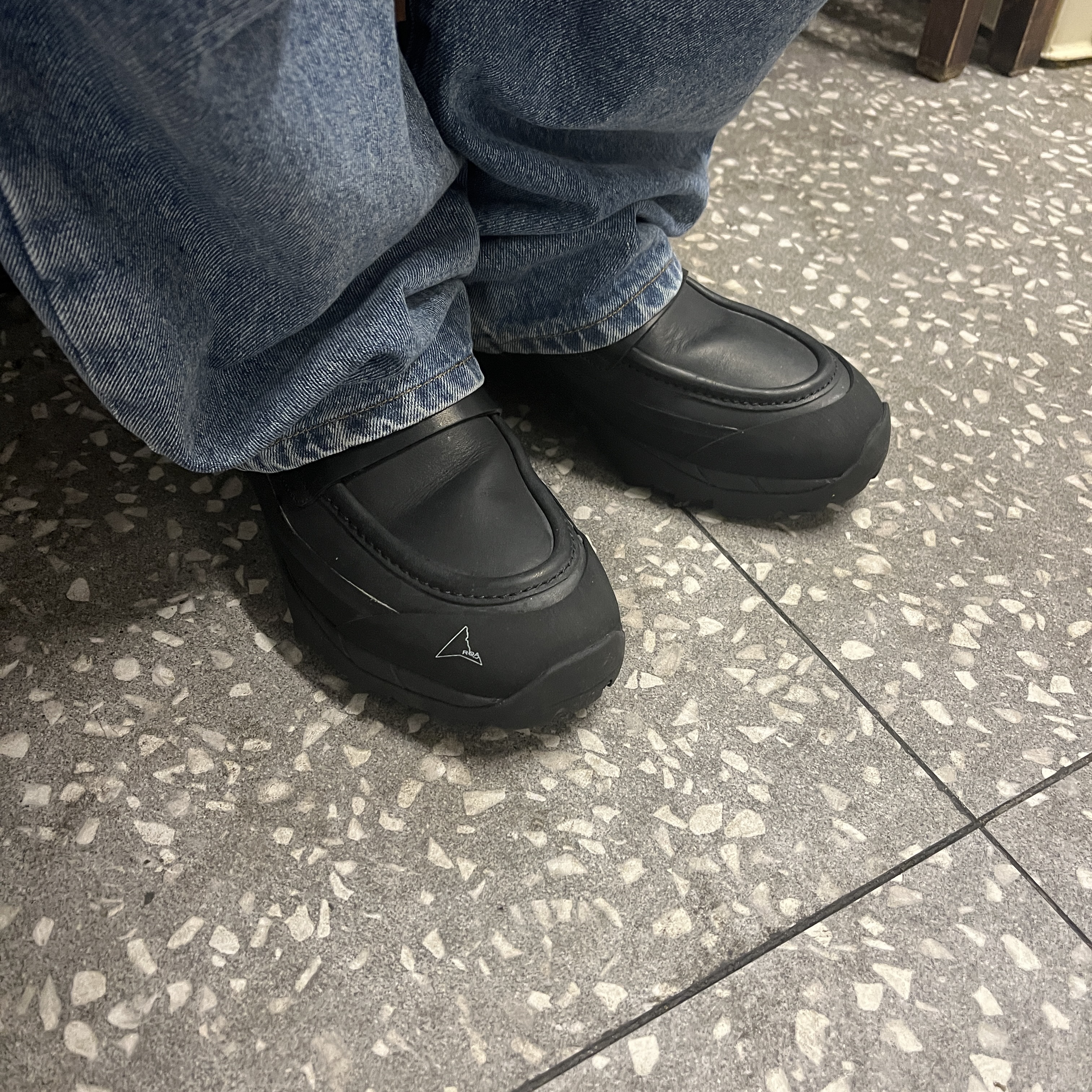 Roa Hiking Loafer Black 착용 스타일