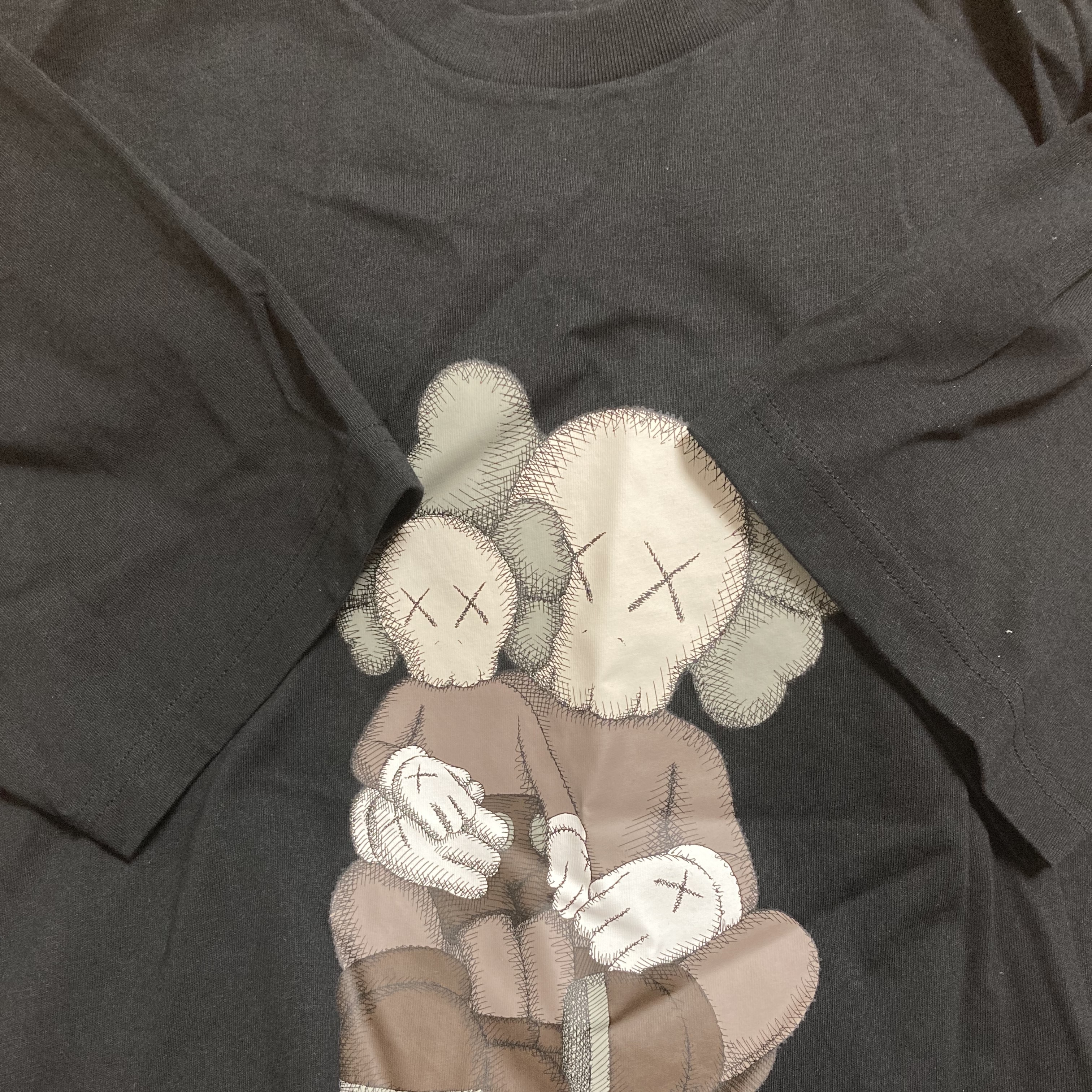 Uniqlo UT x Kaws Short Sleeve Graphic T-Shirt Black 착용 스타일