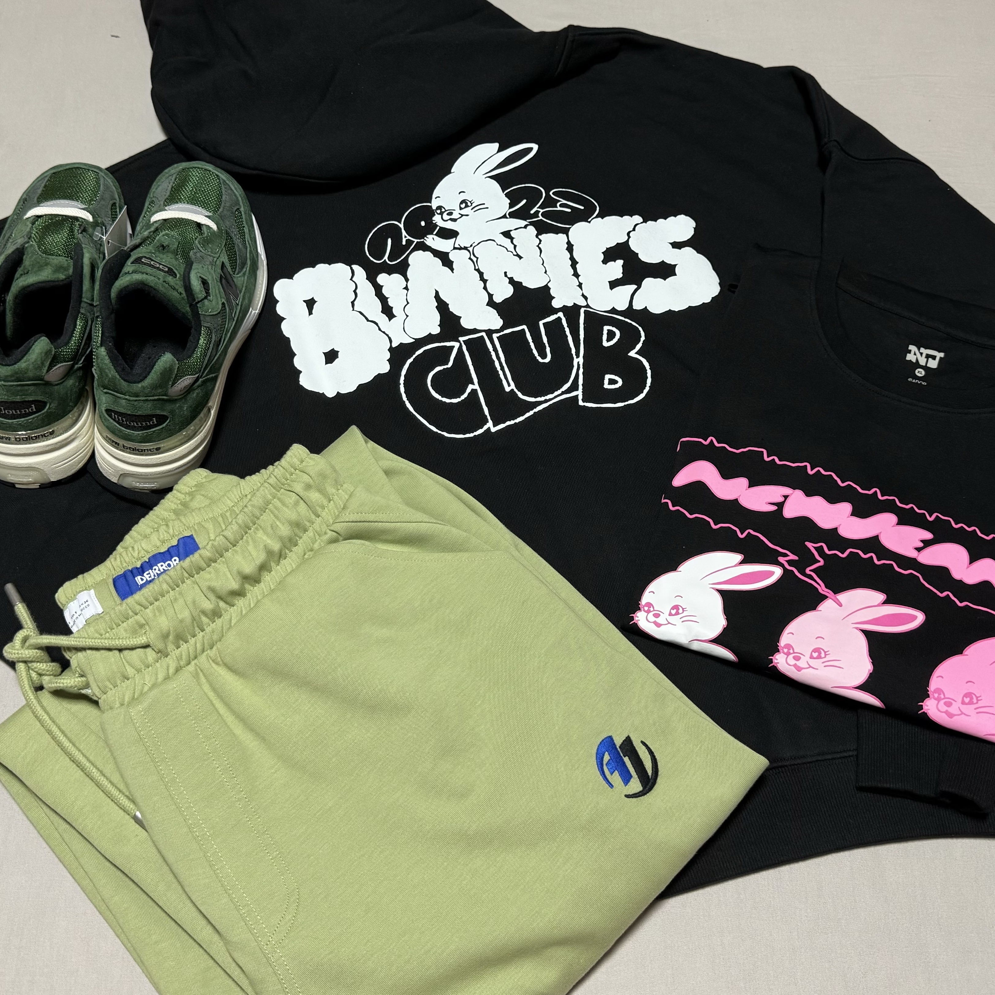 NewJeans Hoodie Black, Zara x Ader Error Jogger Pants Light Green 착용 스타일 - 1