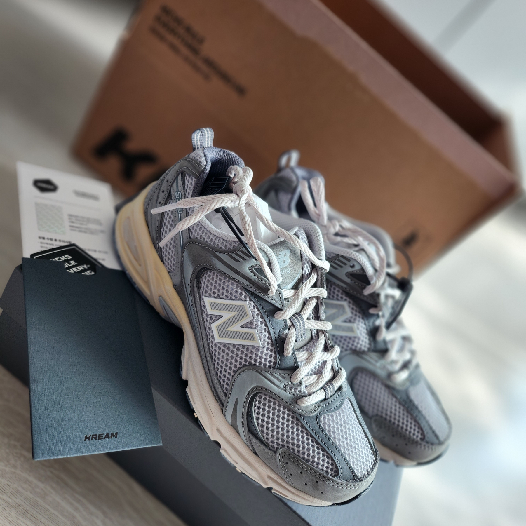 New Balance 530 Premium Vintage Grey Matter 착용 스타일 - 1