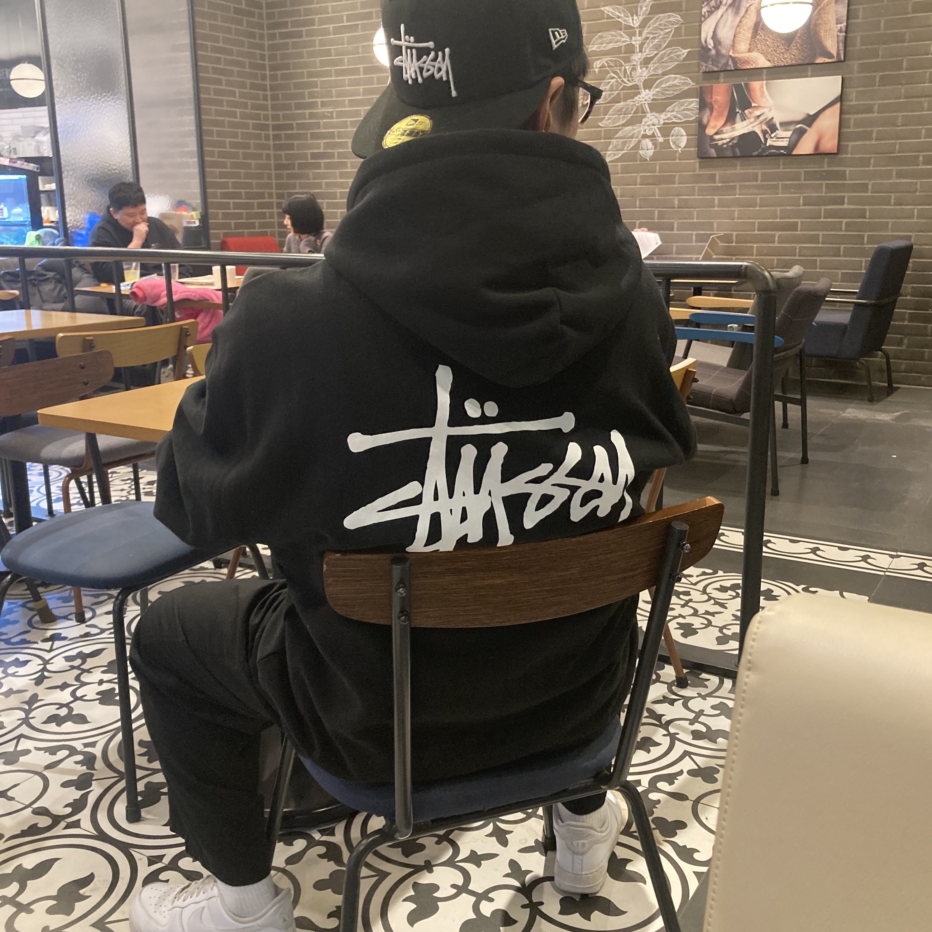 Stussy Basic Stussy Hoodie Black 2023, Stussy Authentic New Era Cap Black 착용 스타일 - 1