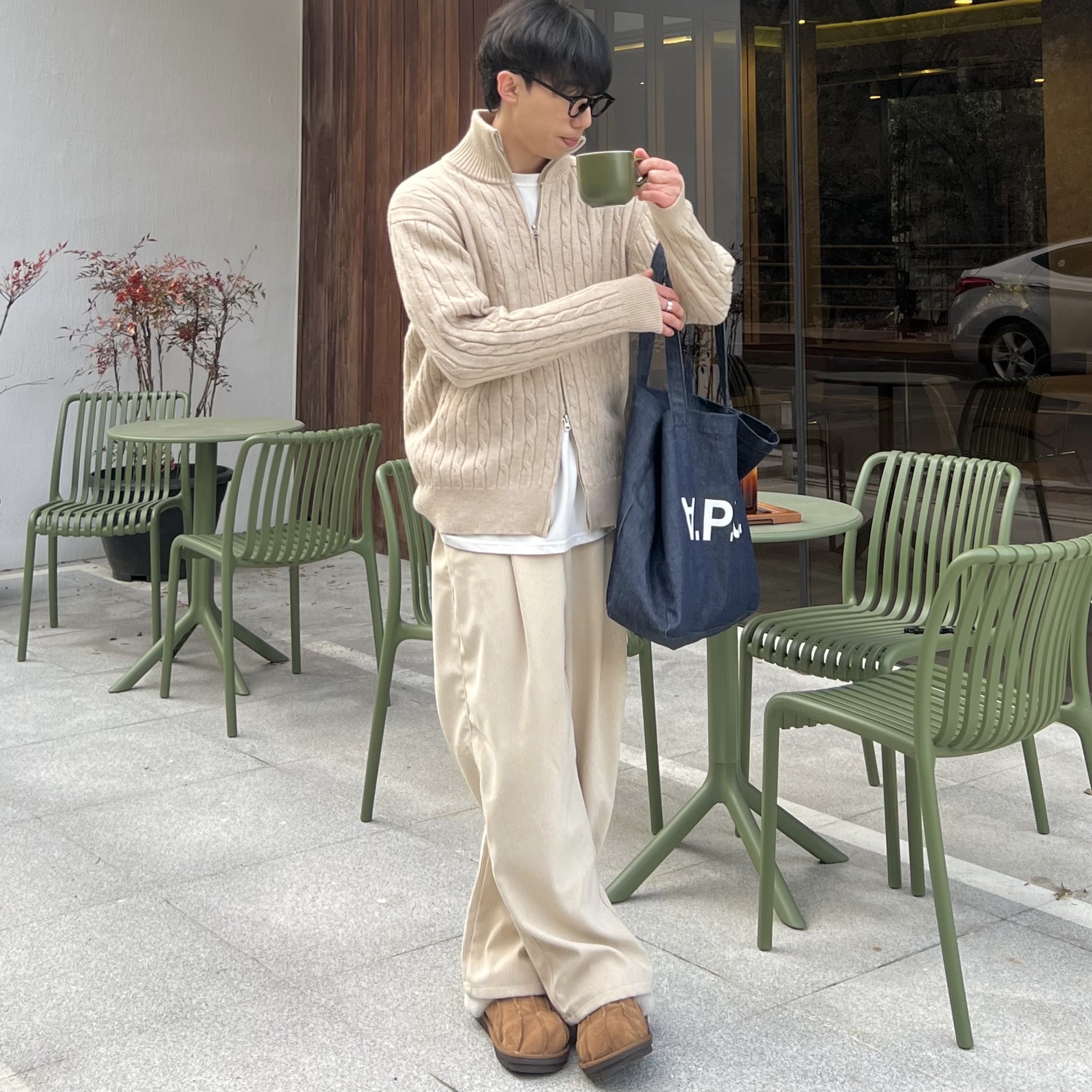 A.P.C. Daniela Shopping Bag Indigo 착용 스타일 - 3
