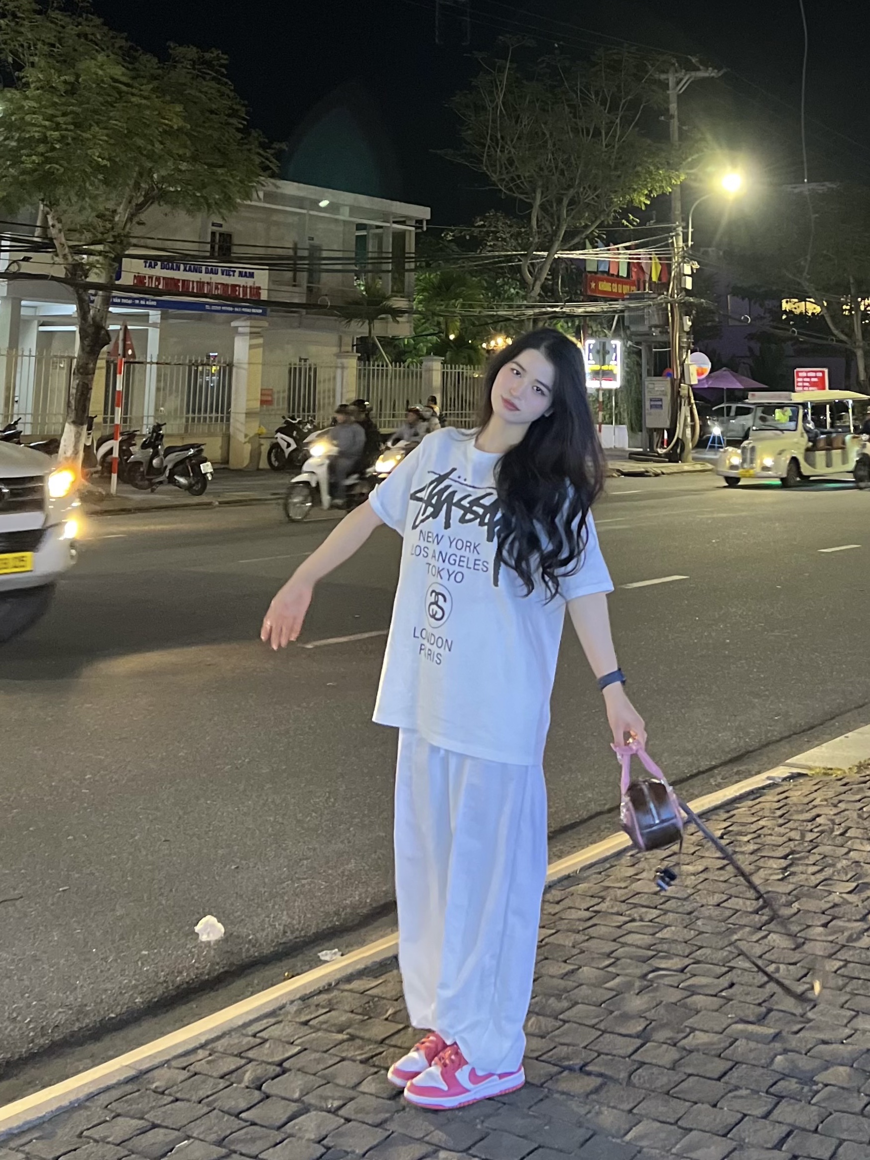 (W) Nike Dunk Low Archeo Pink, Stussy World Tour T-Shirt White 2023 착용 스타일 - 2