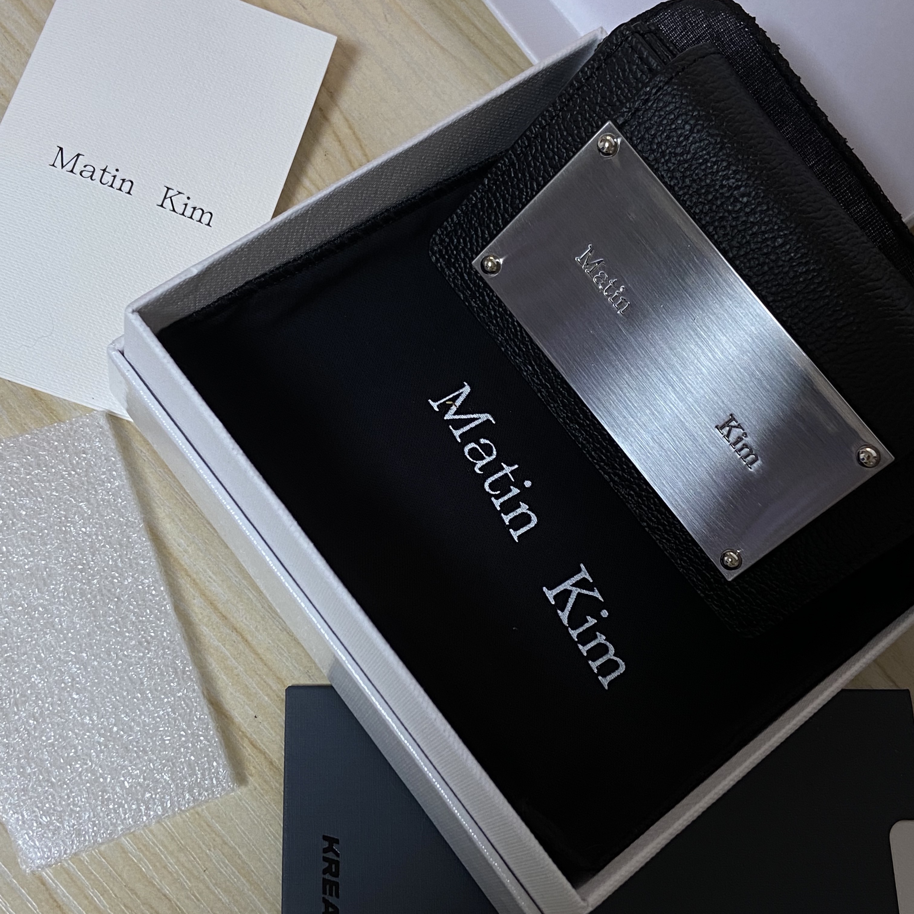 Matin Kim Accordion Wallet Black 착용 스타일