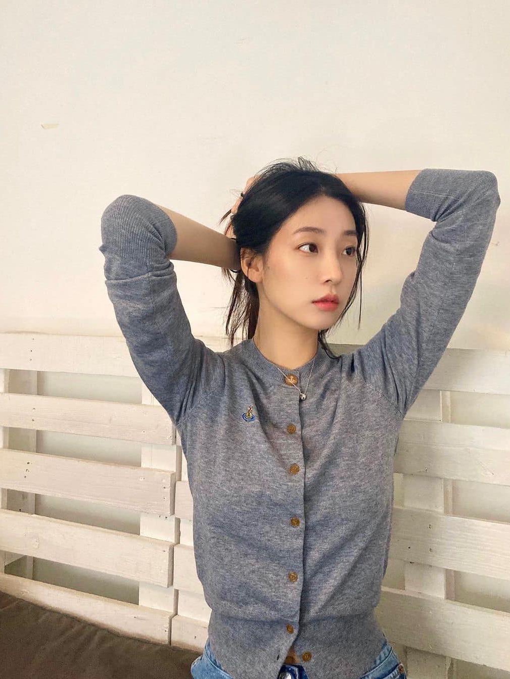 (W) Vivienne Westwood Bea Cardigan Cream, (W) Vivienne Westwood Bea Cardigan Red 착용 스타일 - 4