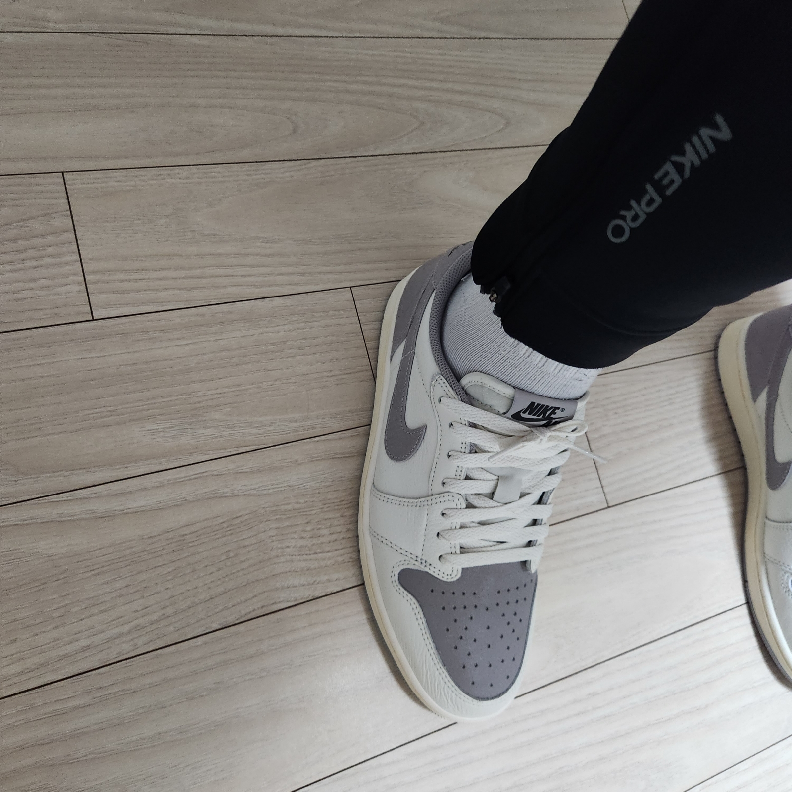 Jordan 1 Retro Low OG Atmosphere Grey 착용 스타일 - 4