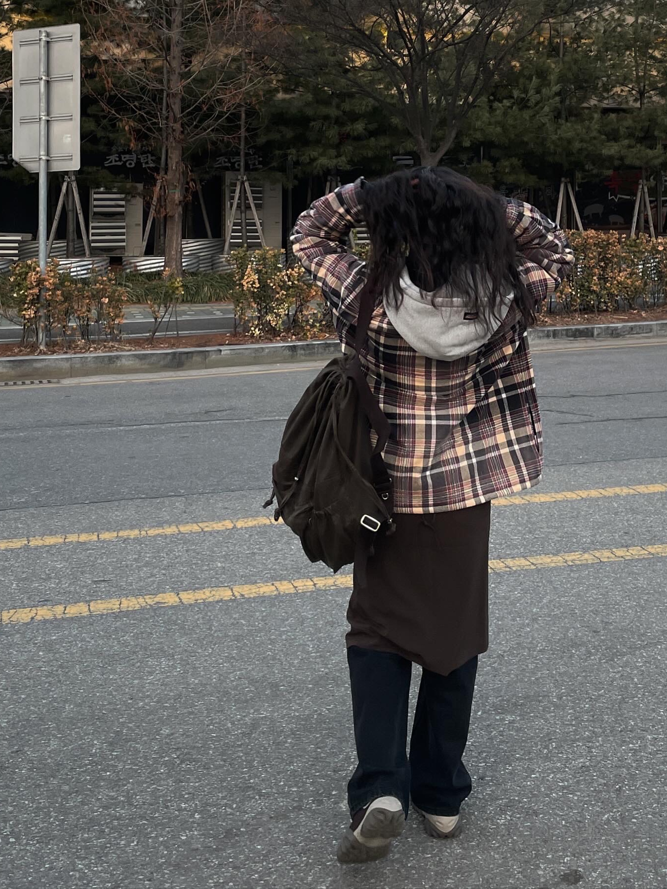 Supreme x Dickies Plaid Hooded Zip Up Shirt Black - 23FW, Oakley Factory Team x Brain Dead Ostrich Chop Saw Mule Maroon Espresso 착용 스타일 - 1