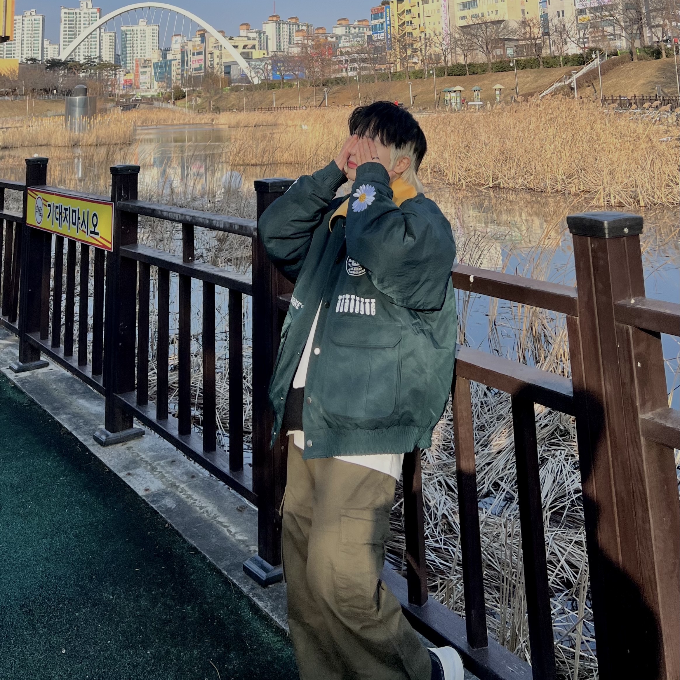 Peaceminusone Bomber Jacket #1 Dark Green, Converse Run Star Legacy CX Future Comfort Black 착용 스타일 - 1