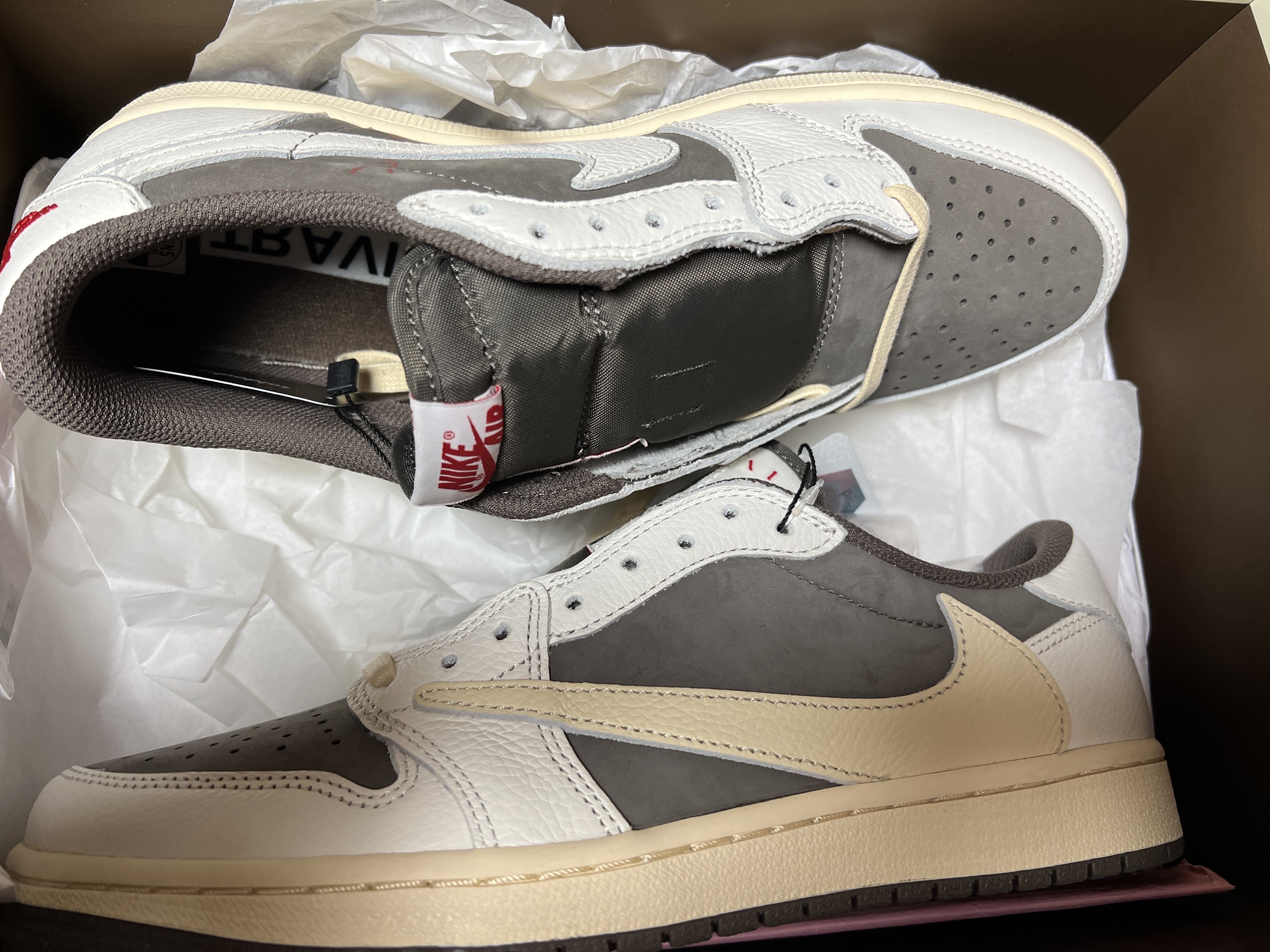 Jordan 1 x Travis Scott Retro Low OG SP Sail and Ridgerock 착용 스타일
