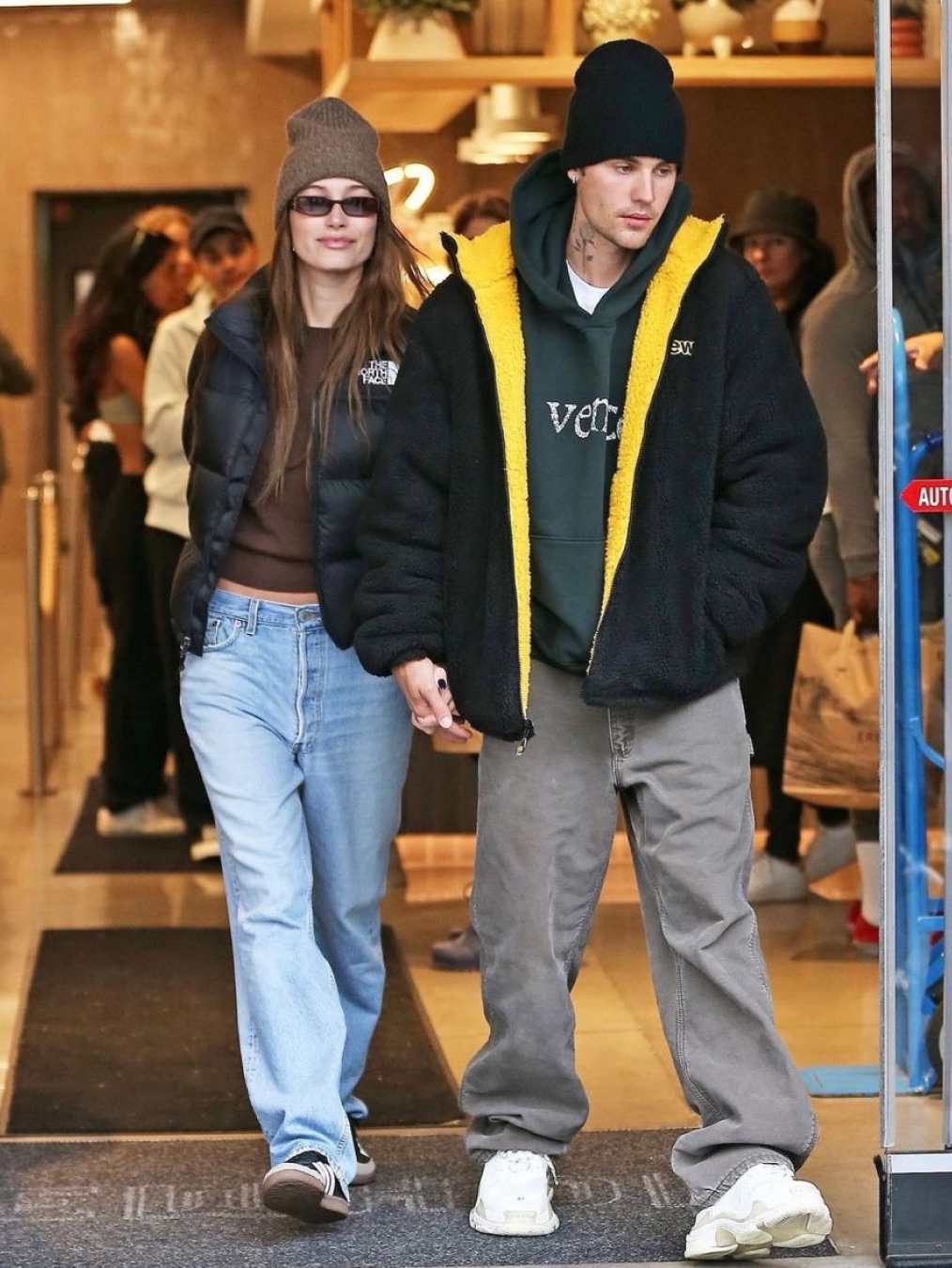 Celine Wiltern Baseball Cap in Cotton Black, Prada Re-Nylon Padded Jacket Black 착용 스타일 - 4