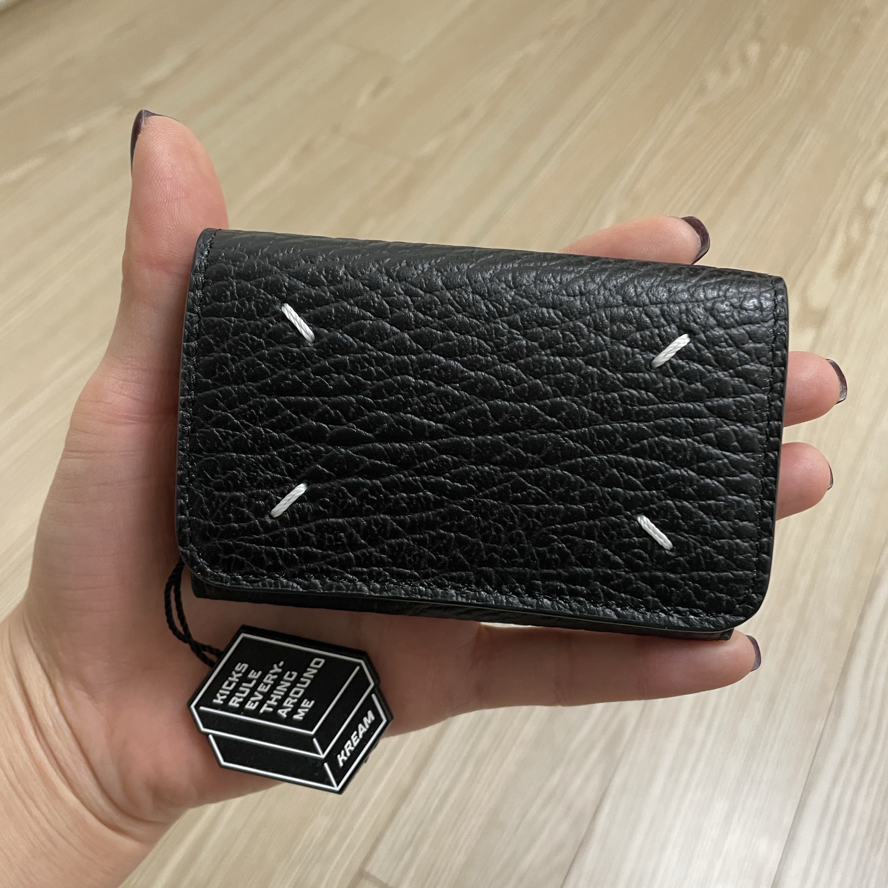 Maison Margiela Embossed Grained Calfskin Compact Card Holder Black 착용 스타일 - 2