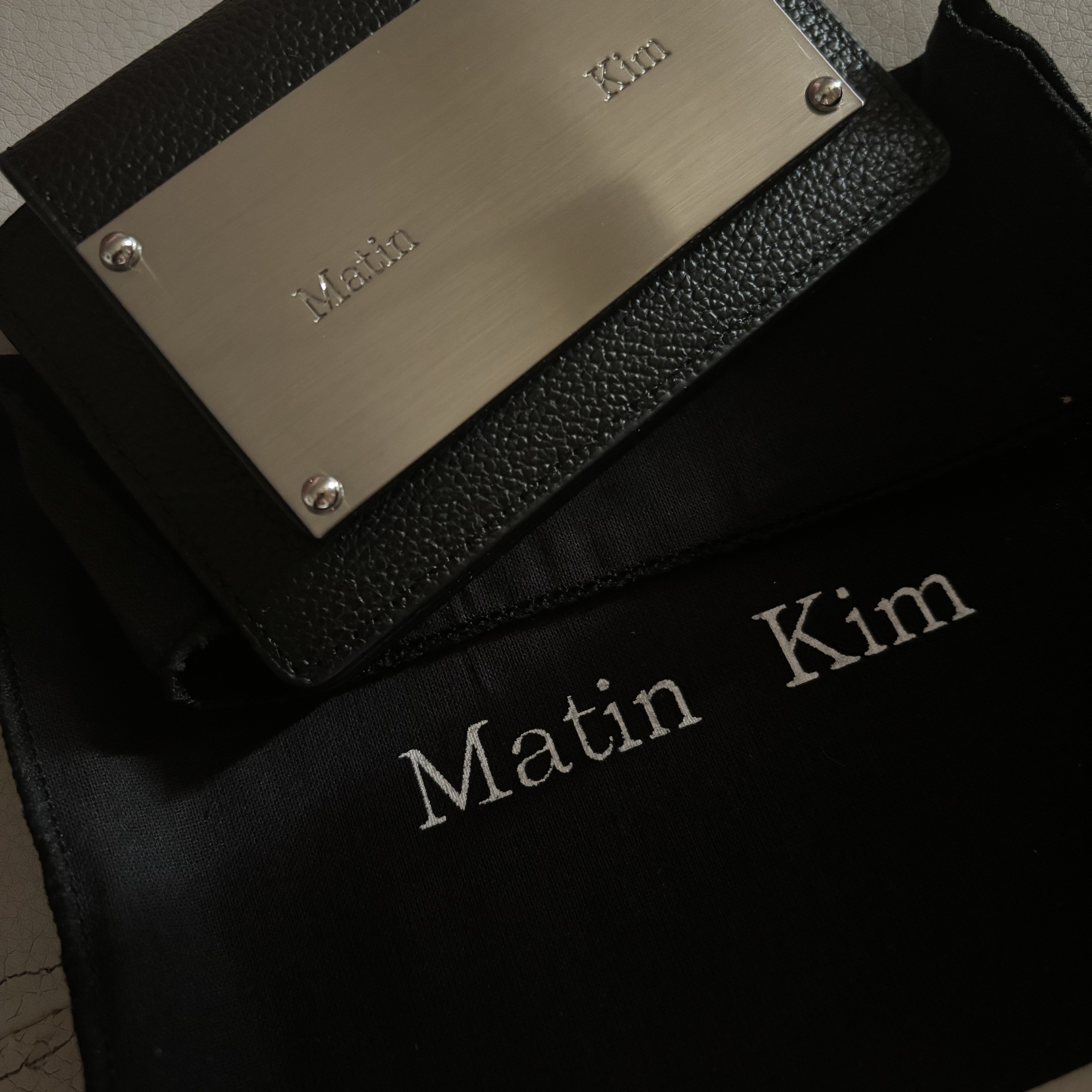 Matin Kim Accordion Wallet Black 착용 스타일