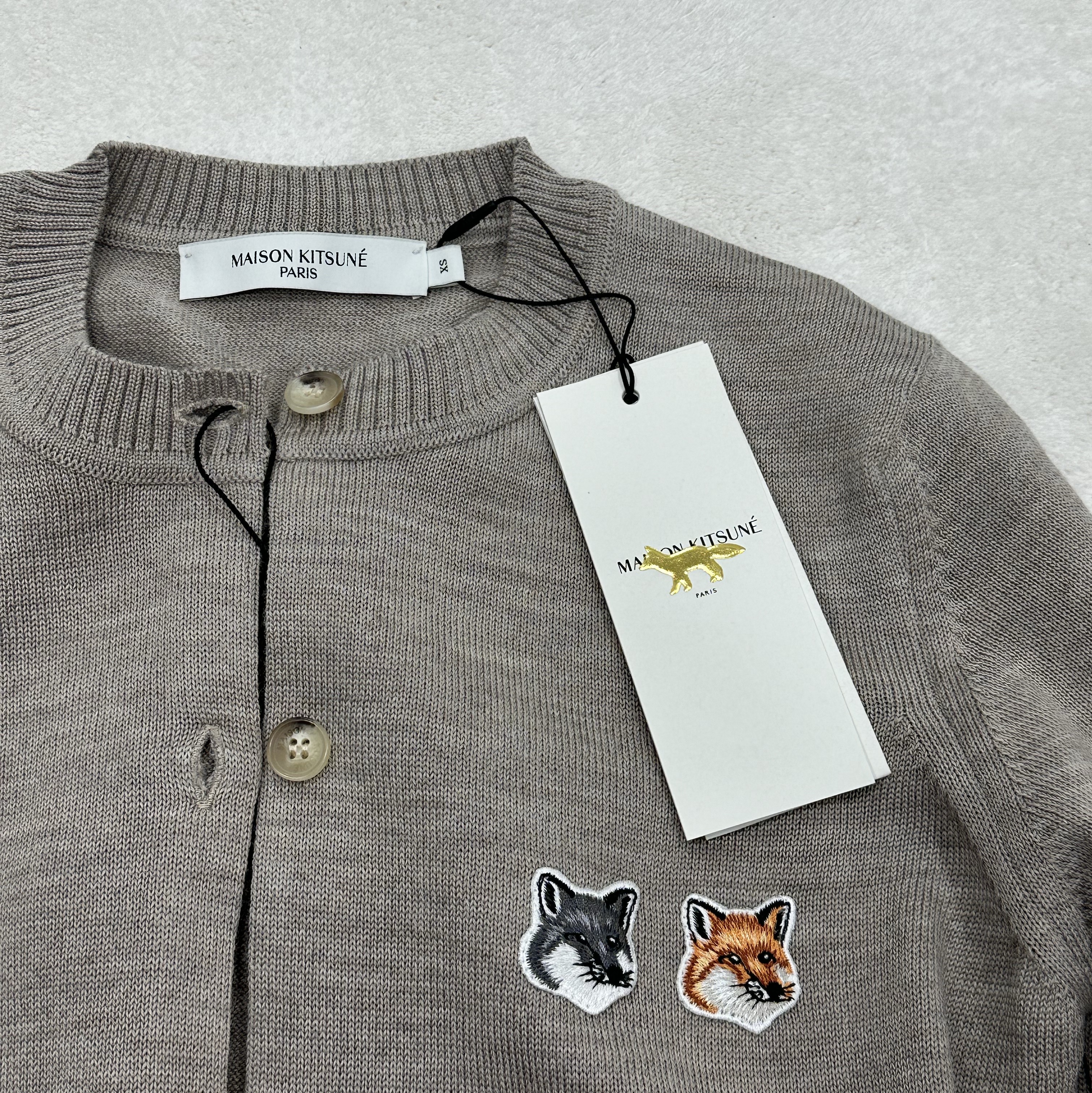 (W) Maison Kitsune Double Fox Head Patch R-Neck Cardigan Beige Melange 착용 스타일