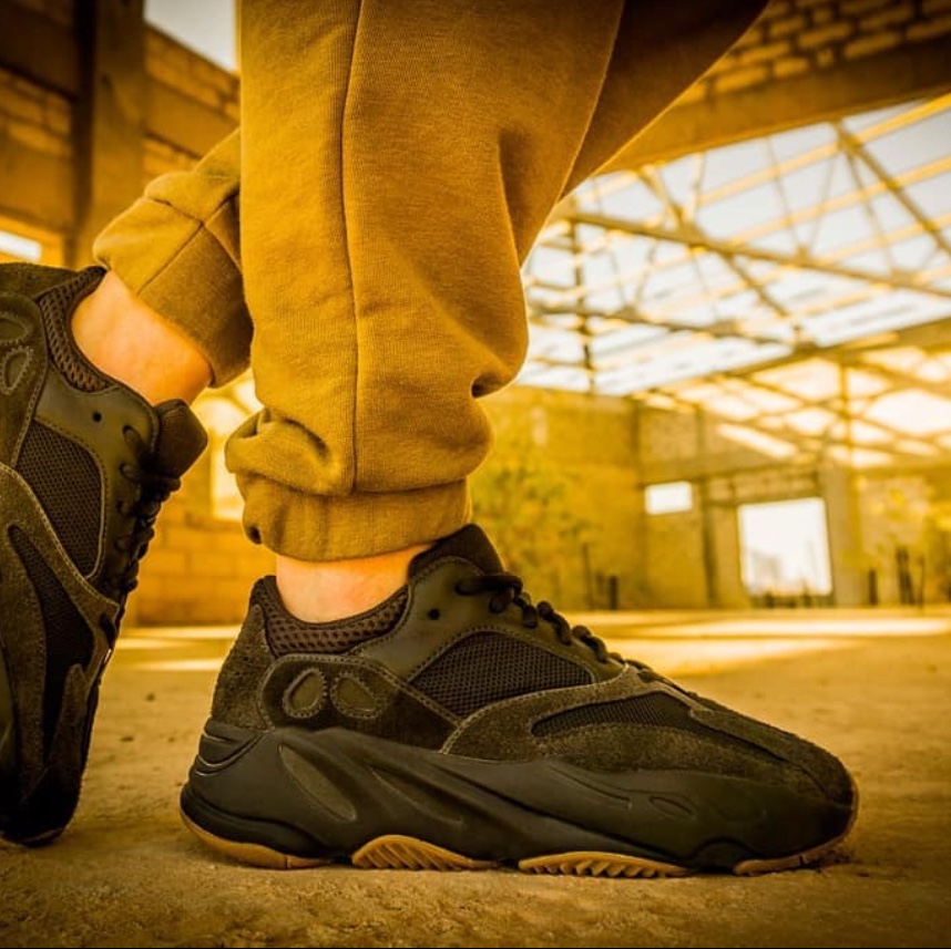 Adidas Yeezy Boost 700 Utility Black 2023 착용 스타일 - 8