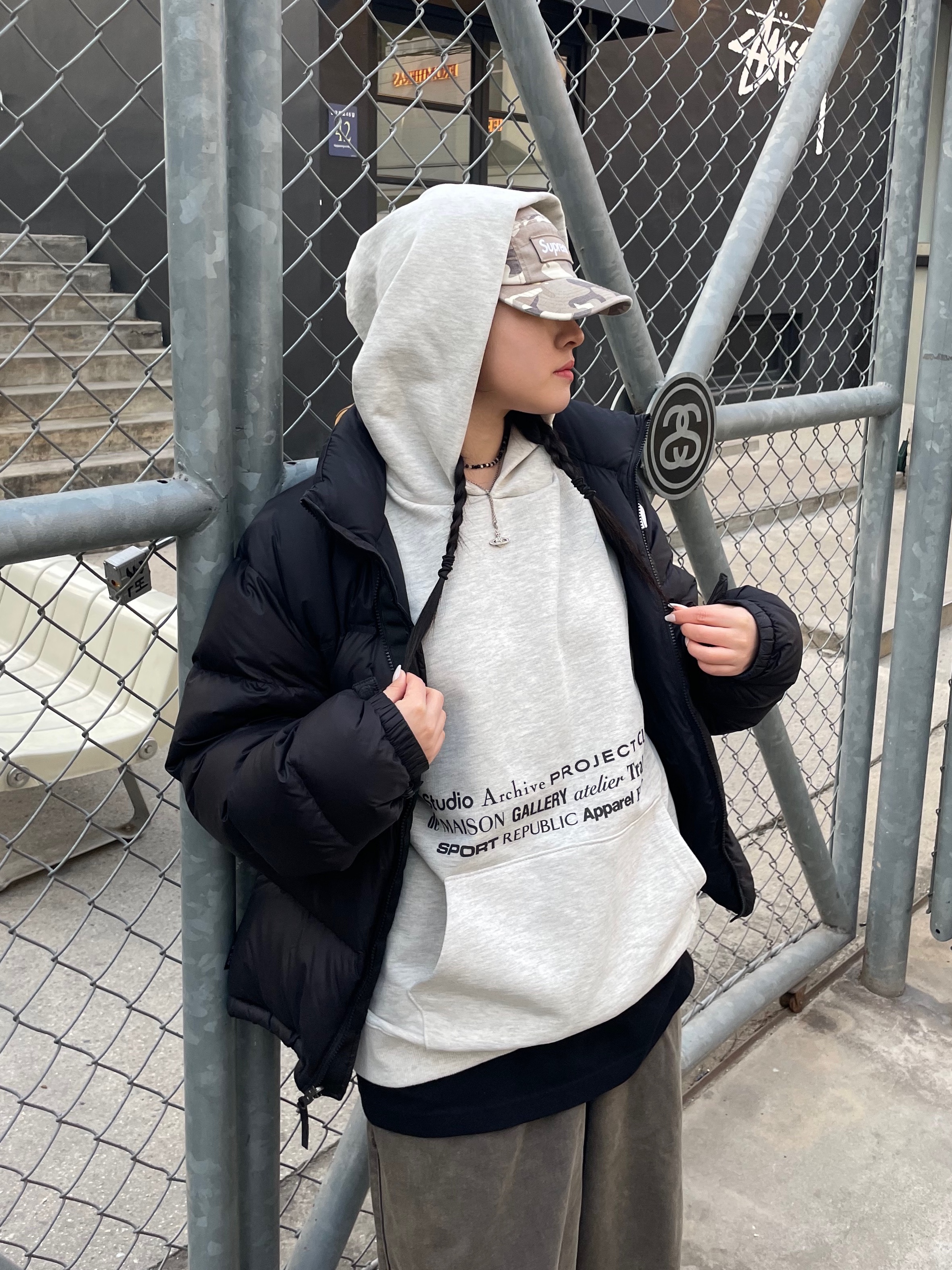 Traktat Fashion Brand Logopedia Sweat Hoodie Oatmeal, Supreme Military Camp Cap Stone Camo - 23SS 착용 스타일 - 5