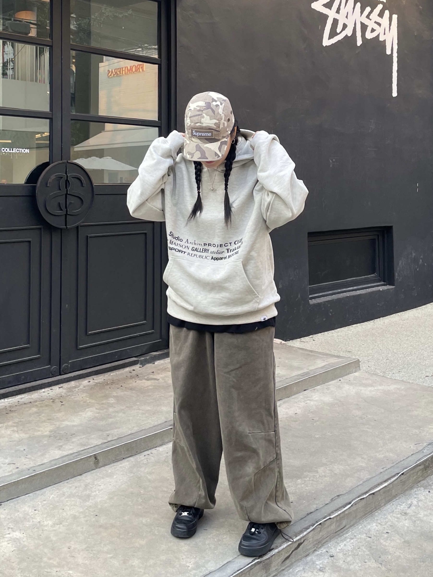 Traktat Fashion Brand Logopedia Sweat Hoodie Oatmeal, Supreme Military Camp Cap Stone Camo - 23SS 착용 스타일 - 3
