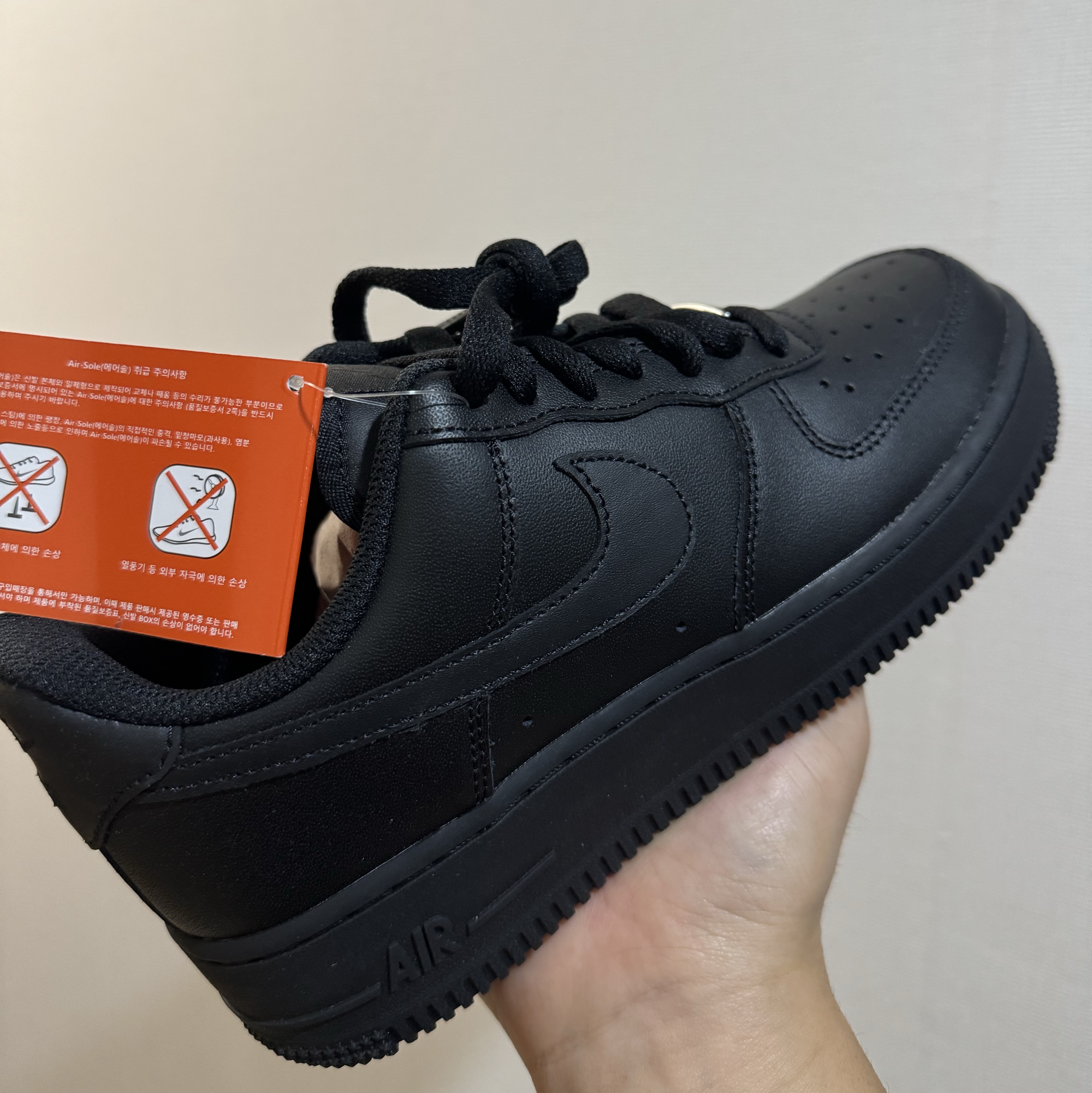 (W) Nike Air Force 1 '07 Low Triple Black 착용 스타일