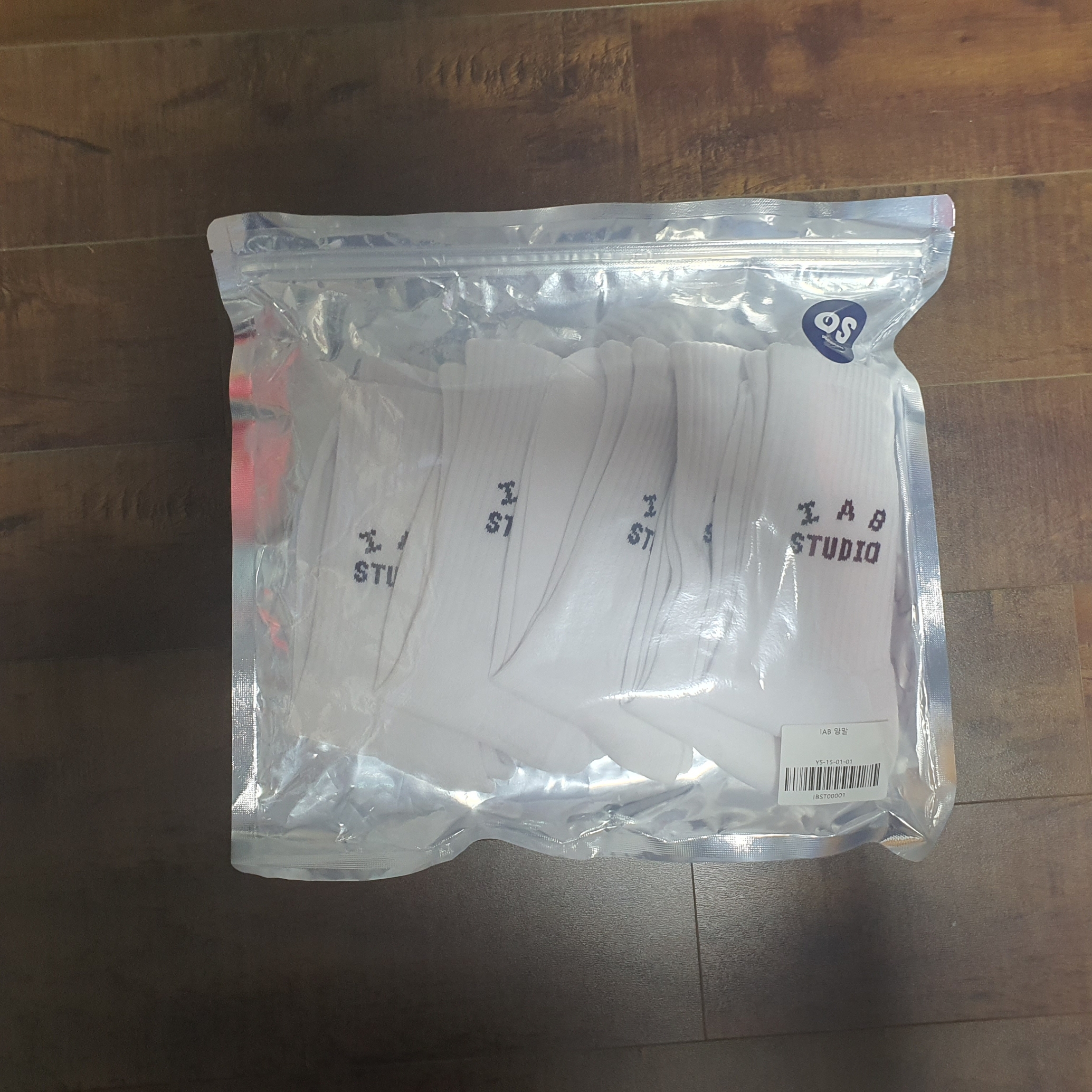 IAB Studio Socks White (5 Pack) 착용 스타일