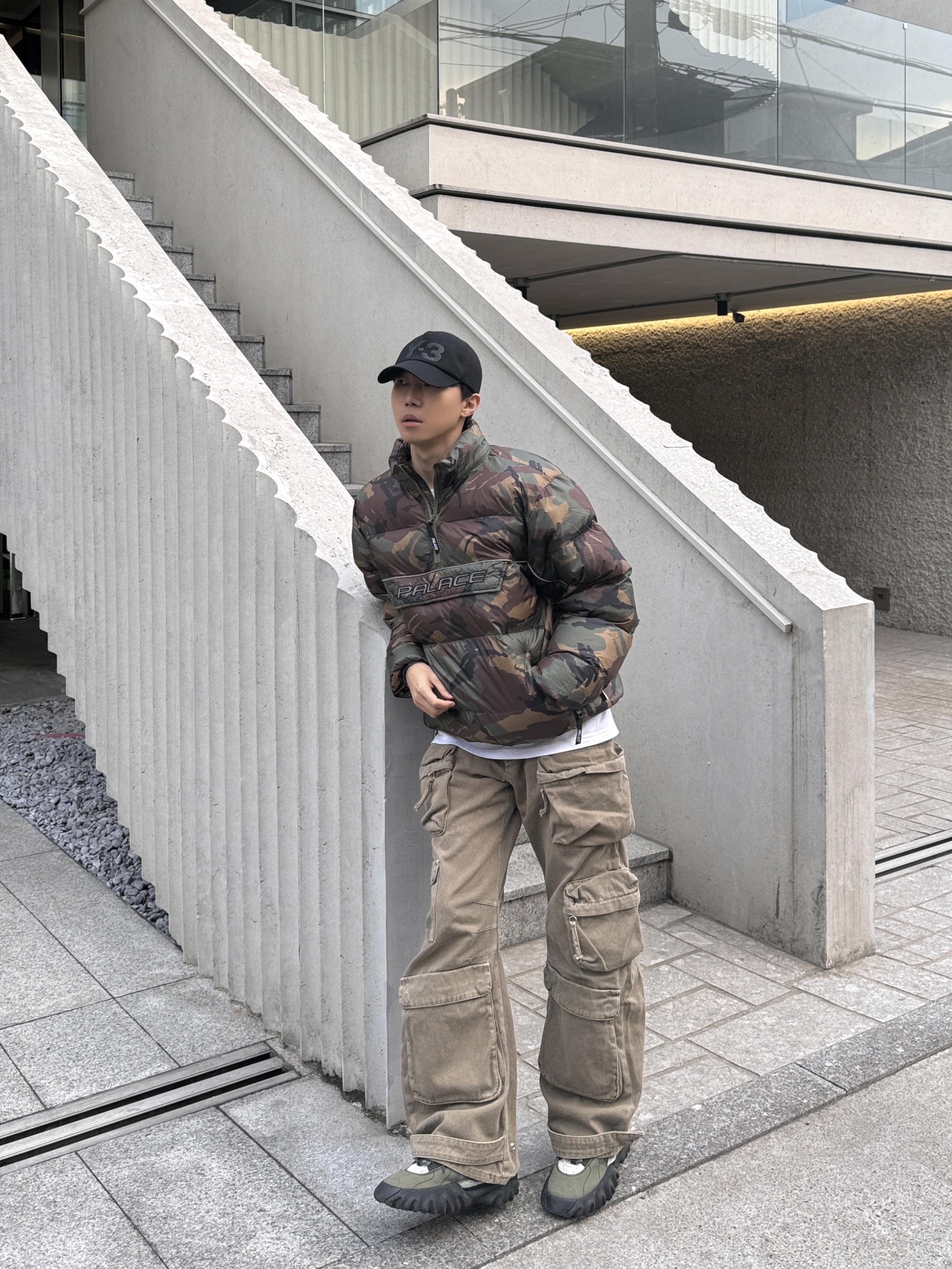 Palace Pertex P90 Puffa Jacket Camo - 23SS, Zara Utility Cargo Jeans Dark Sand 착용 스타일 - 1
