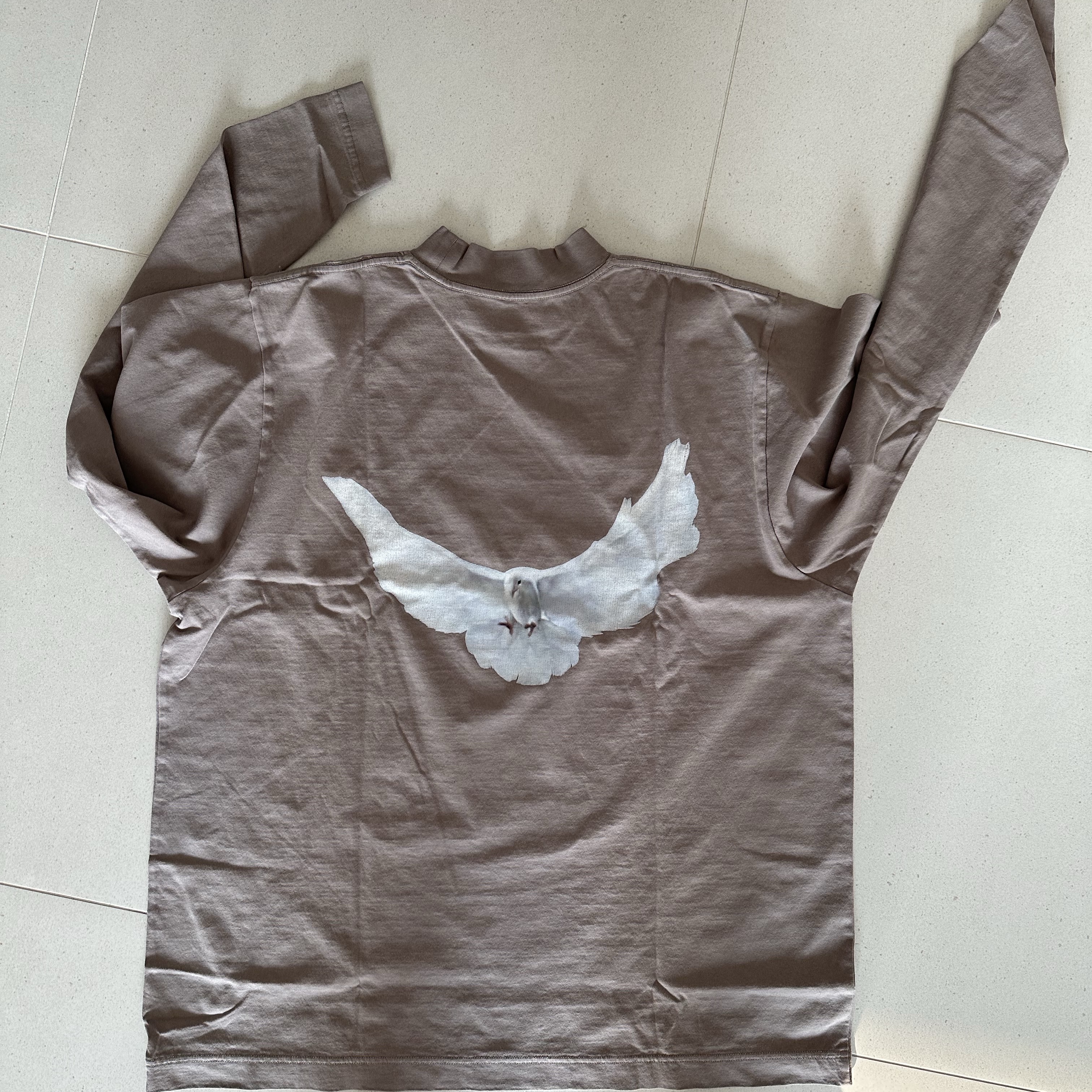 Yeezy Gap Engineered By Balenciaga Dove Long Sleeve T-Shirt Beige 착용 스타일