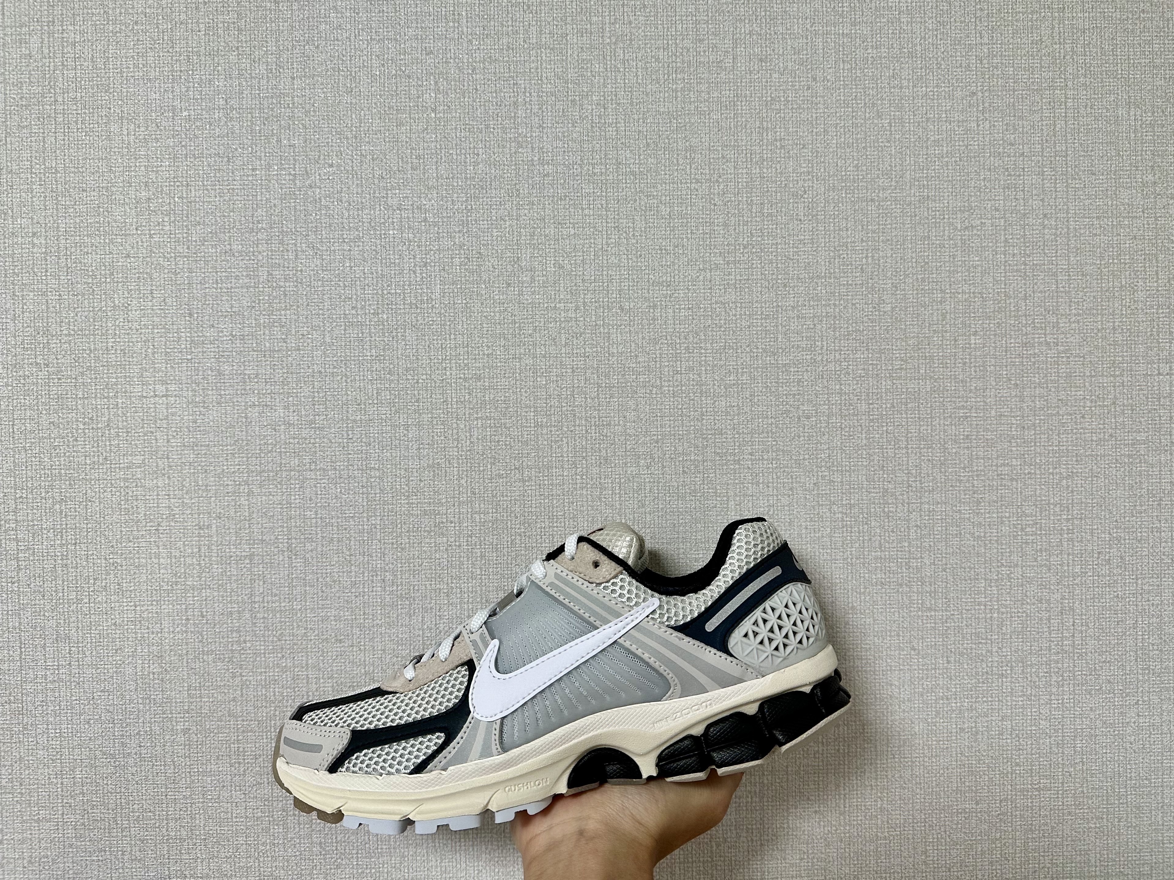 Nike Zoom Vomero 5 Light Bone and Black 착용 스타일 - 2