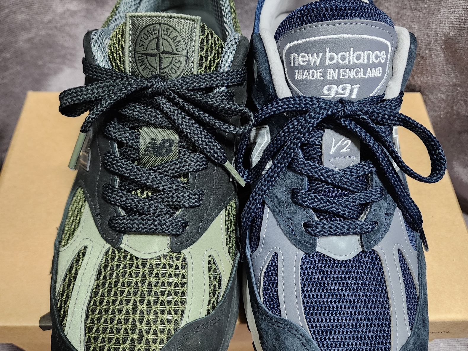 New Balance 991v2 Made in UK Dark Navy Smoked Pearl, New Balance x Stone Island 991v2 Made in UK Black Olive Night 착용 스타일 - 3