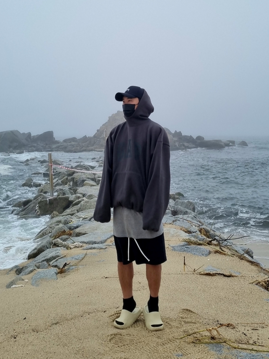 Yeezy Gap Engineered By Balenciaga Dove Hoodie Black 착용 스타일