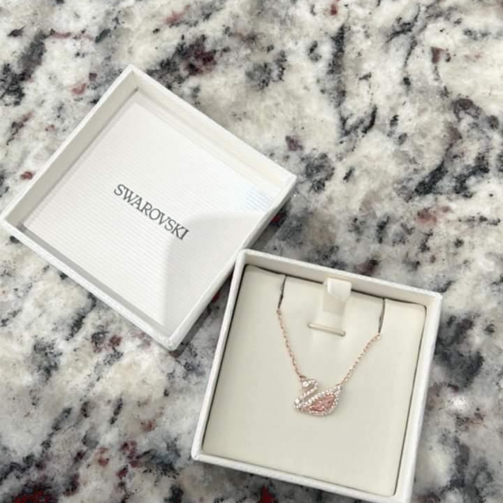 (W) Swarovski Dazzling Swan Necklace Pink Rose Gold Plated 착용 스타일