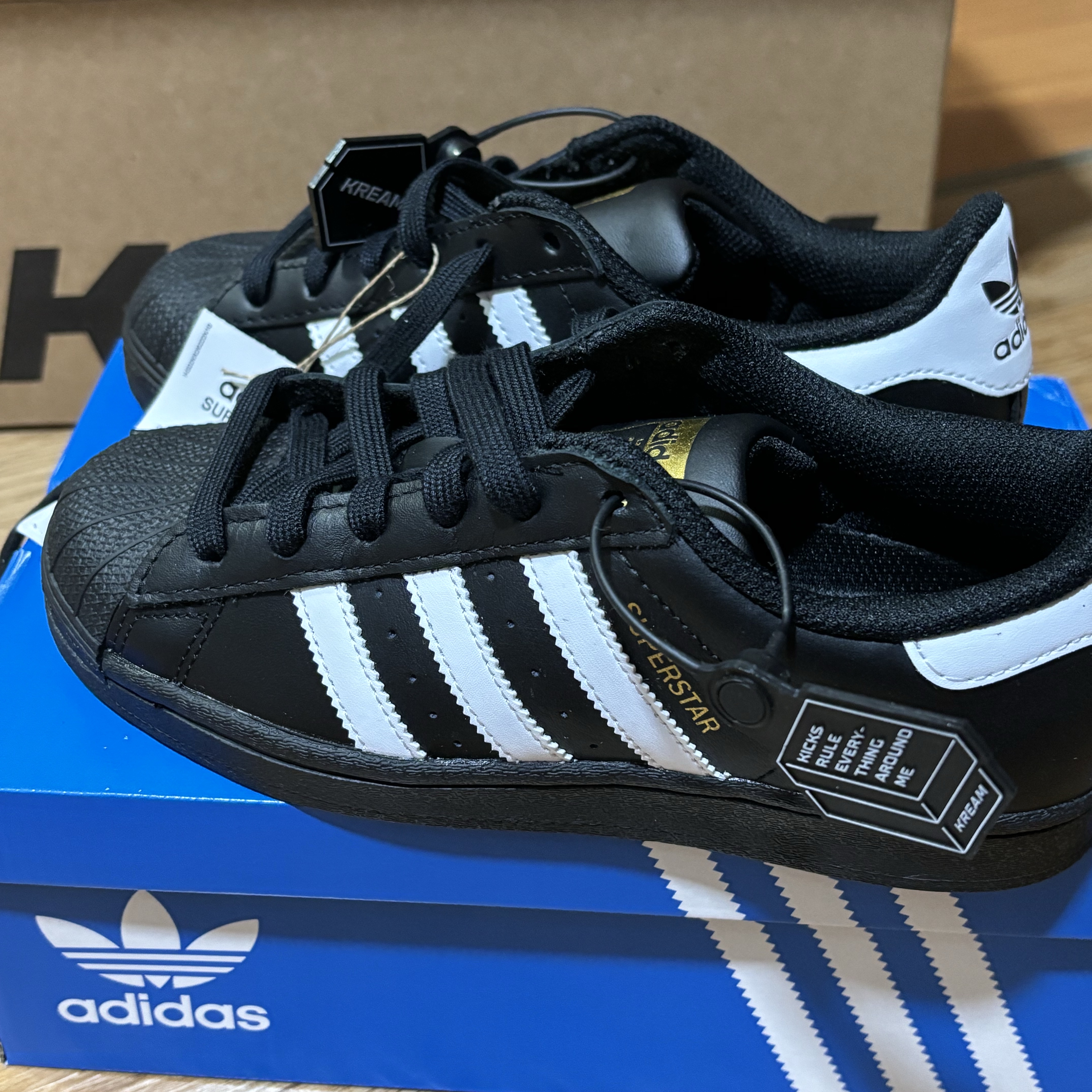 (J) Adidas Superstar Black White 착용 스타일