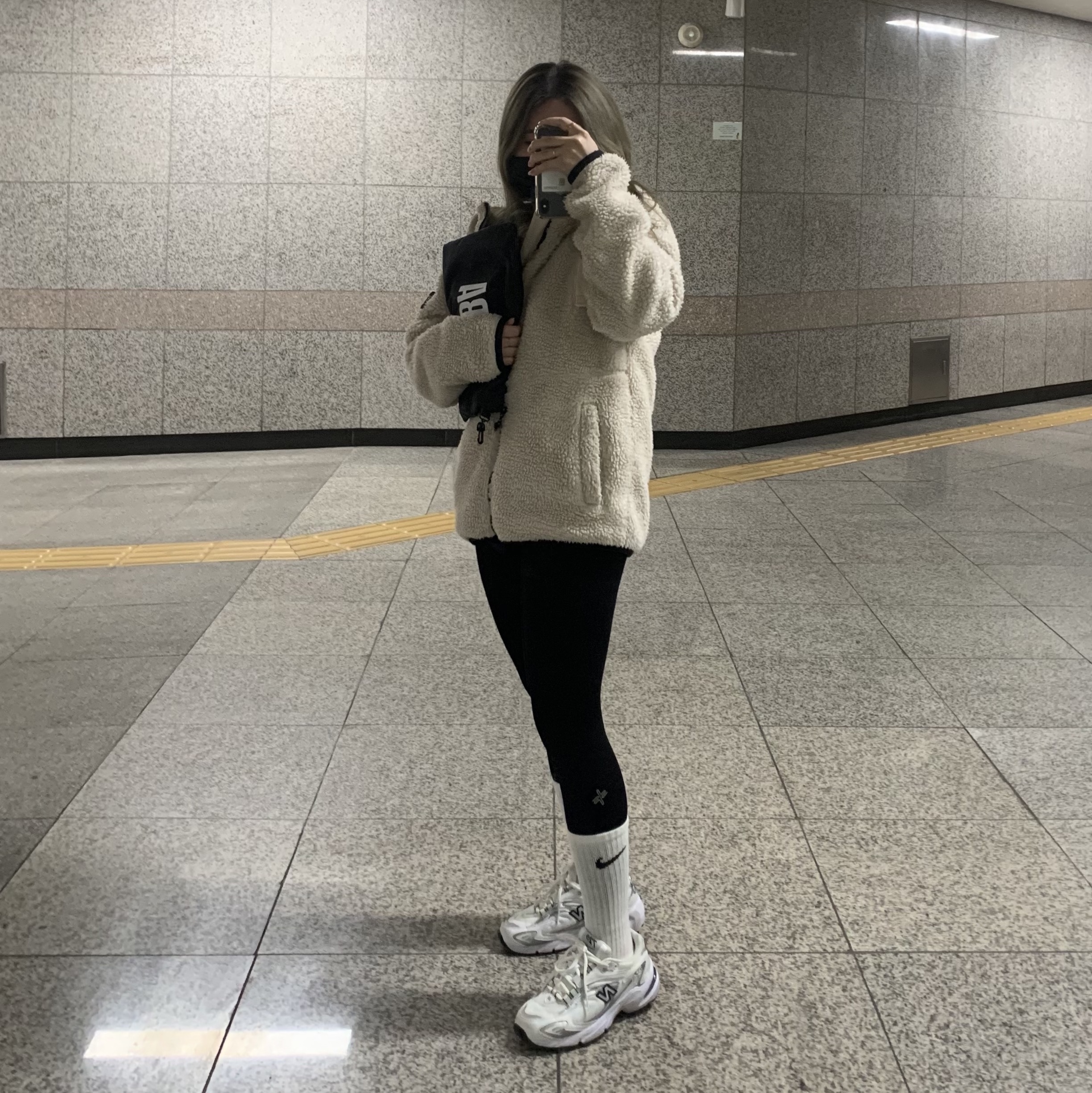 New Balance 725 White 착용 스타일