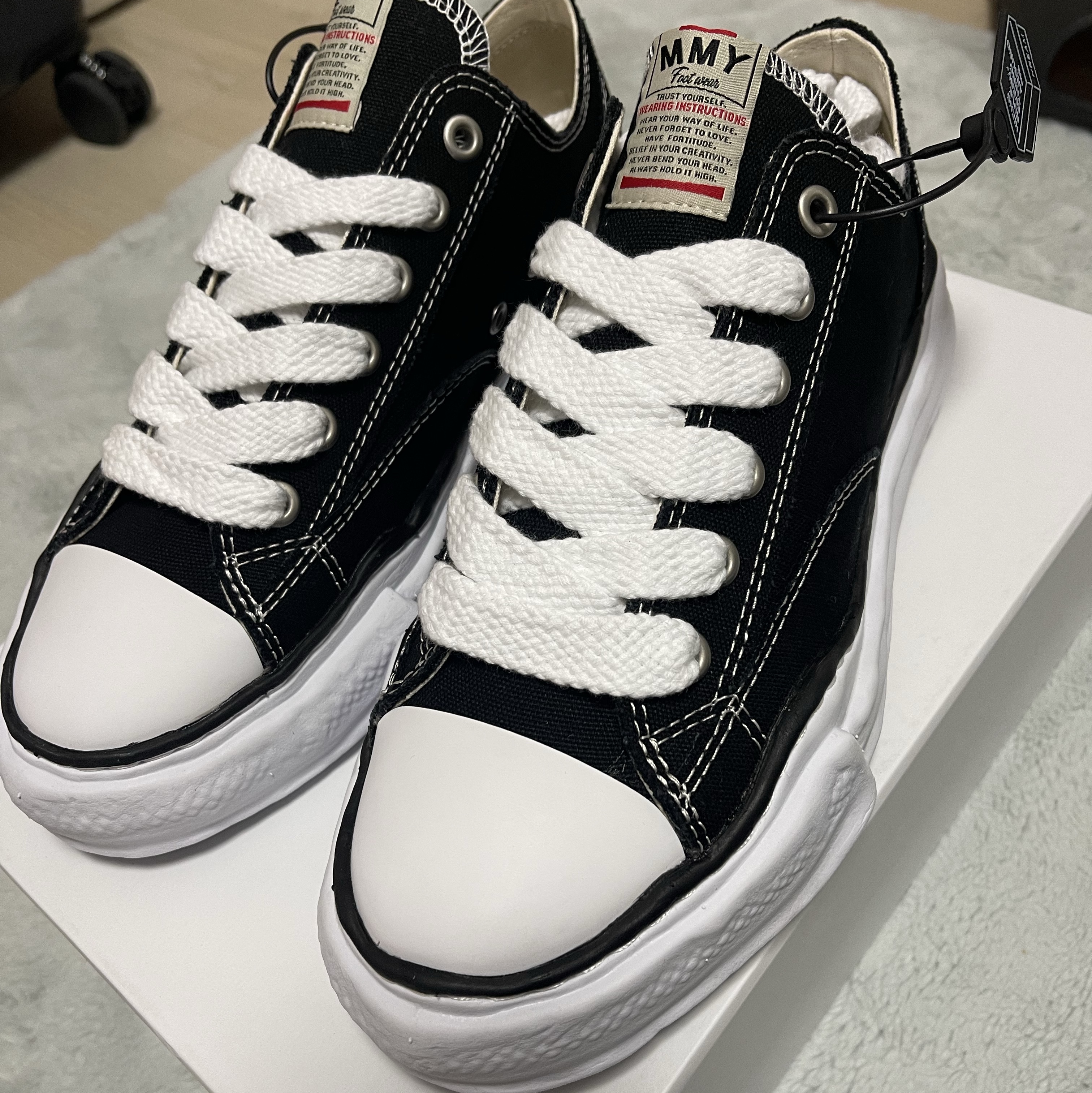 Maison Mihara Yasuhiro Peterson OG Sole Canvas Low Sneakers Black 착용 스타일