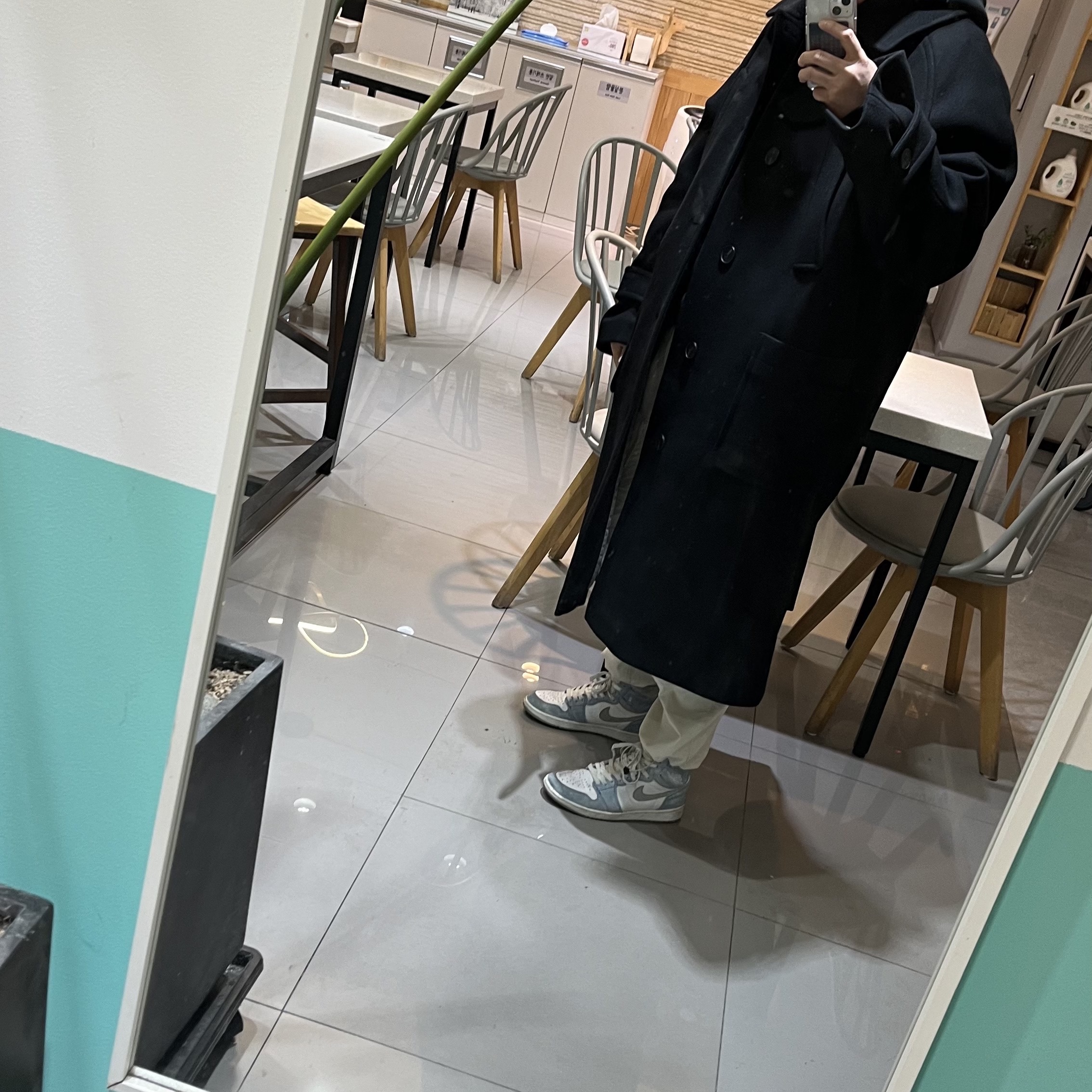 조던 1 레트로 하이 OG 하이퍼 로얄, 언더마이카 리전.02 발마칸 오버사이즈 울 코트 블랙 착용 스타일