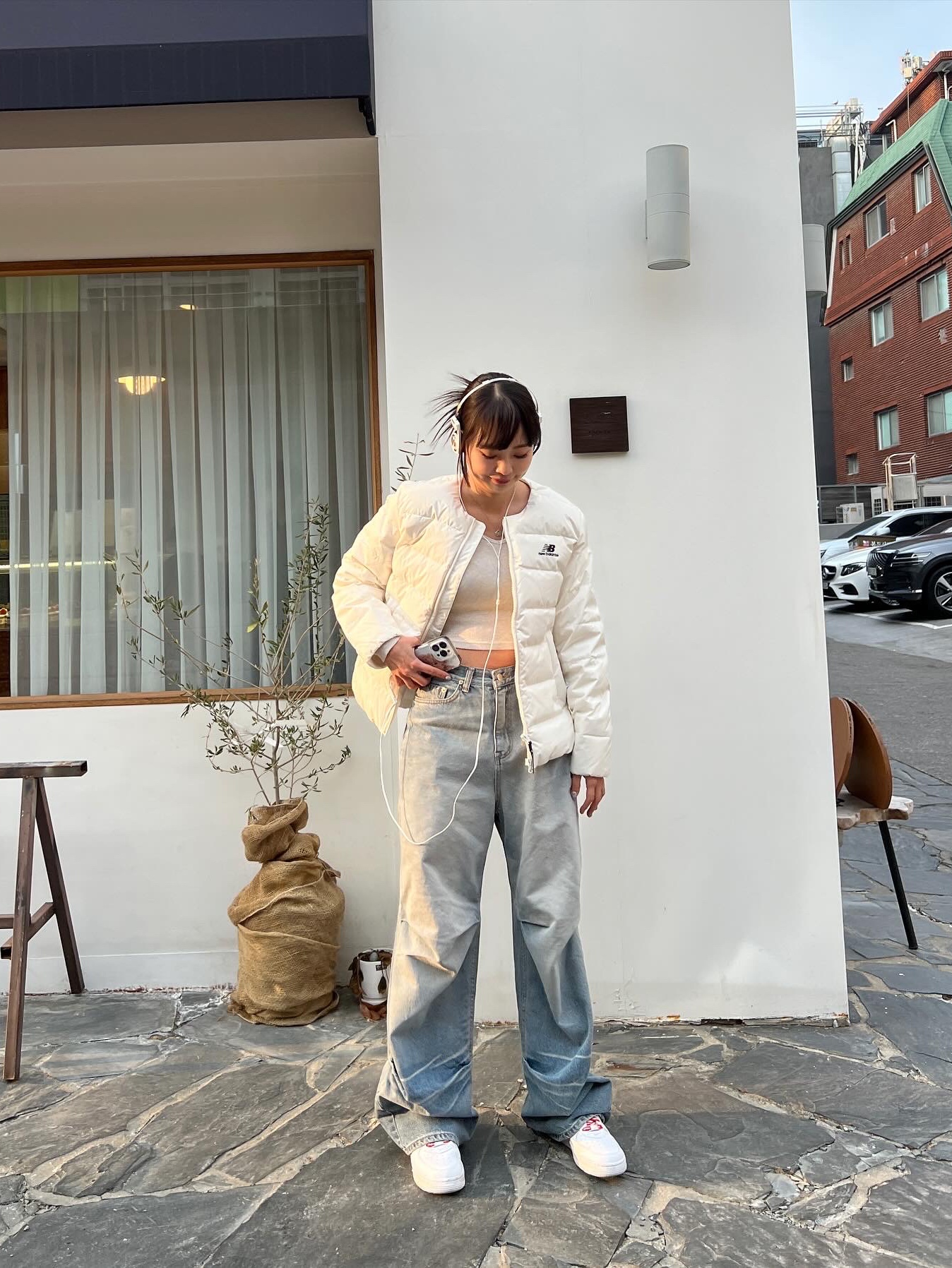 슈프림 x 코스 포타프로 헤드폰 화이트 - 23FW, 나이키 x 슈프림 에어포스 1 로우 화이트 착용 스타일 - 6