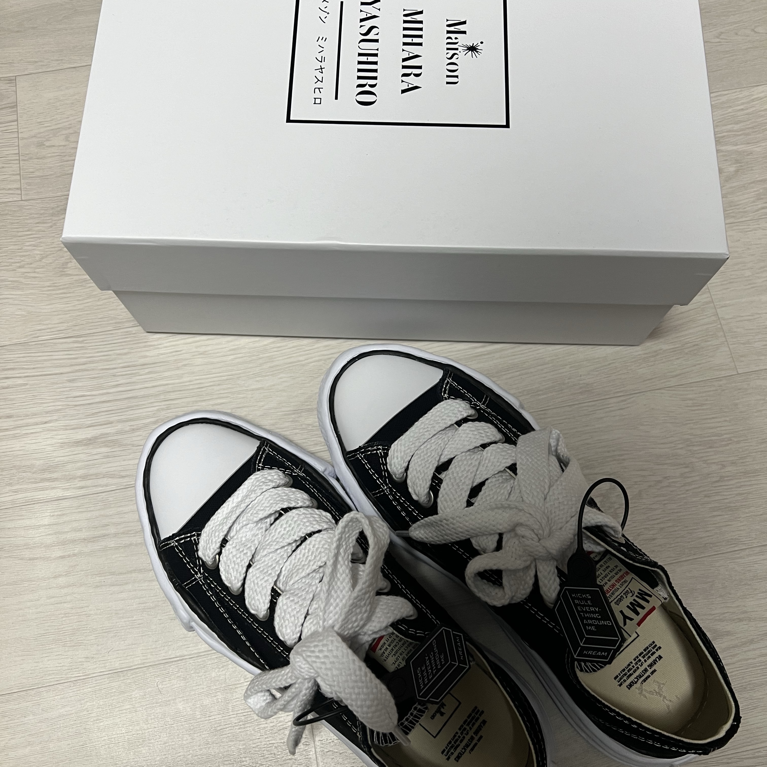 메종 미하라 야스히로 피터슨 OG 솔 캔버스 로우 스니커즈 블랙, 애플 워치 울트라 2 49mm 티타늄 케이스 오션 밴드 오렌지 (국내 정식 발매 제품) 착용 스타일 - 1