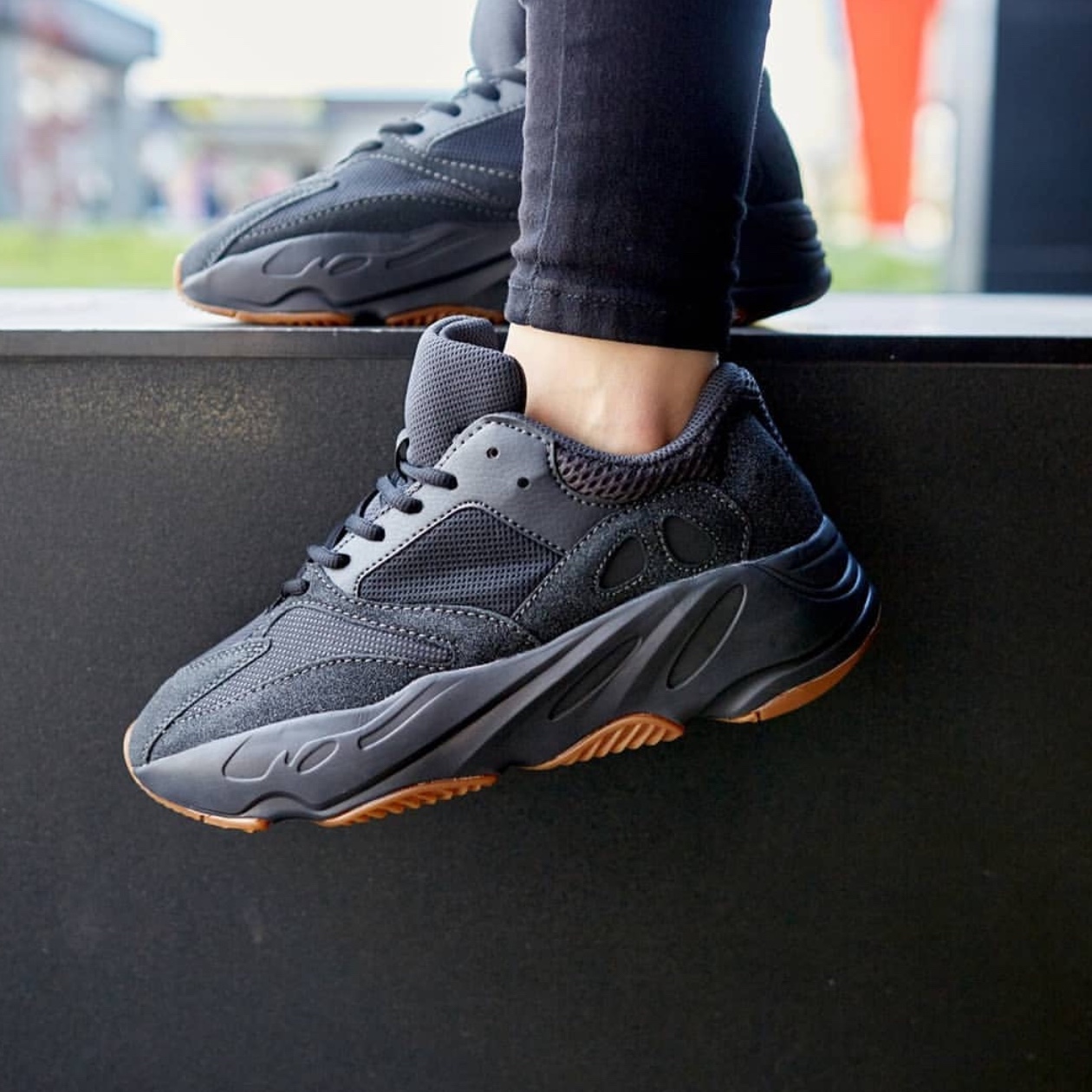 Adidas Yeezy Boost 700 Utility Black 2023 착용 스타일 - 7