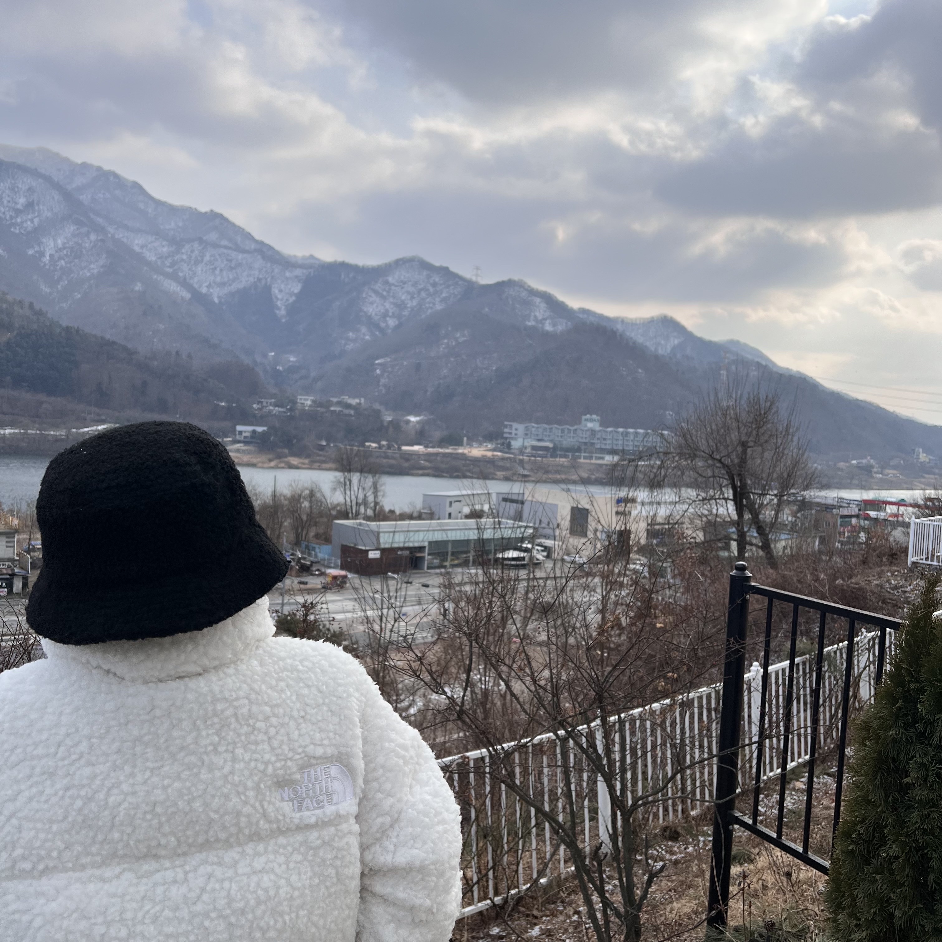 (W) The North Face High Pile Nuptse Jacket Gardenia White, COS Quilted Mini Bag Blue 착용 스타일 - 2