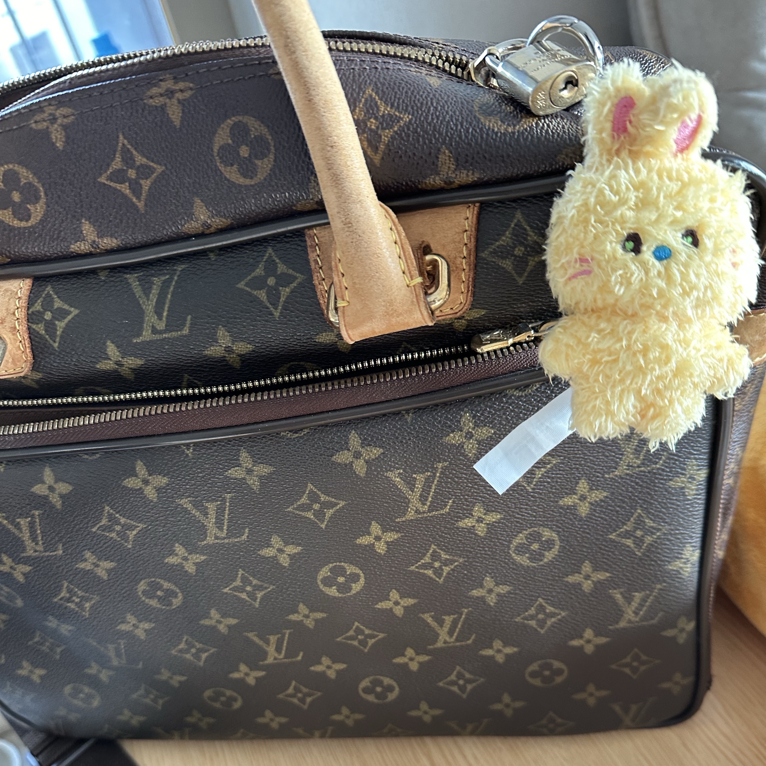 NewJeans Bunini Doll Keyring Yellow 착용 스타일