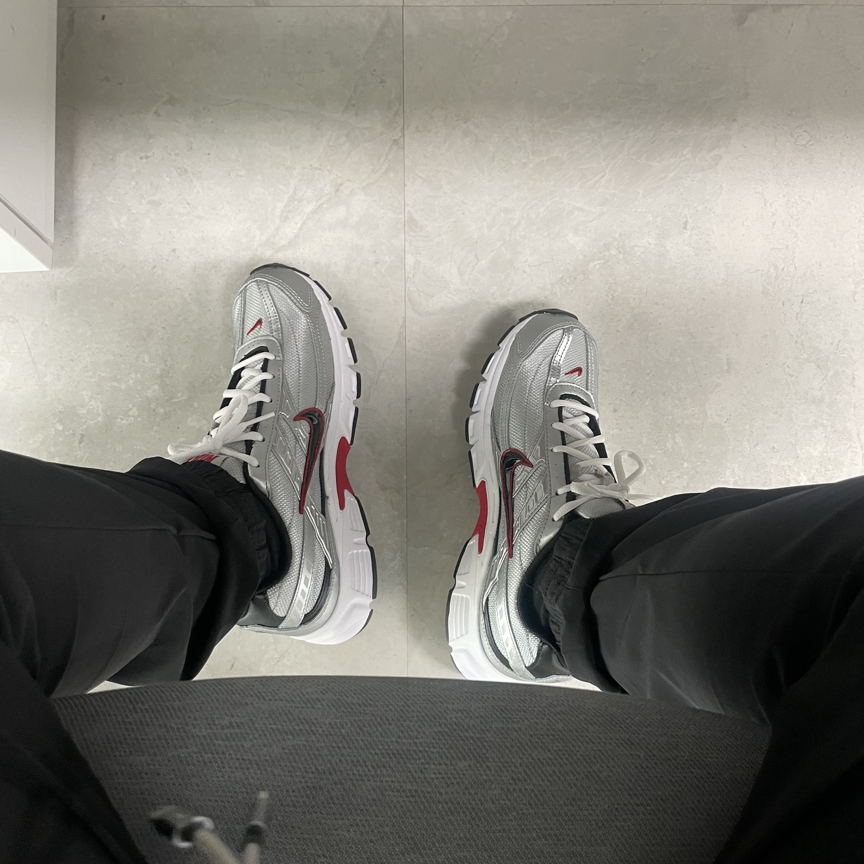 Nike Initiator Metallic Silver Black 착용 스타일