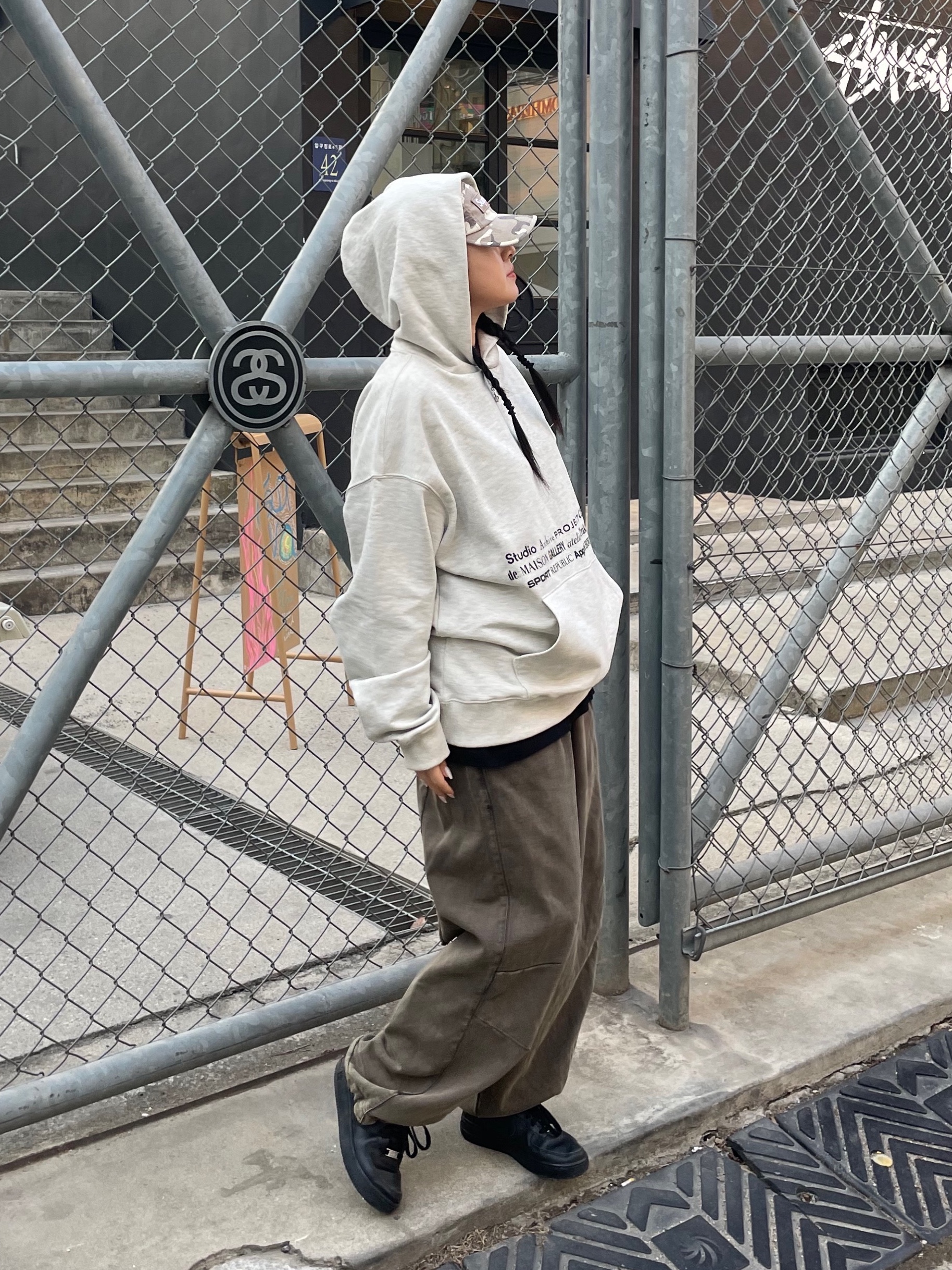 Traktat Fashion Brand Logopedia Sweat Hoodie Oatmeal, Supreme Military Camp Cap Stone Camo - 23SS 착용 스타일 - 2