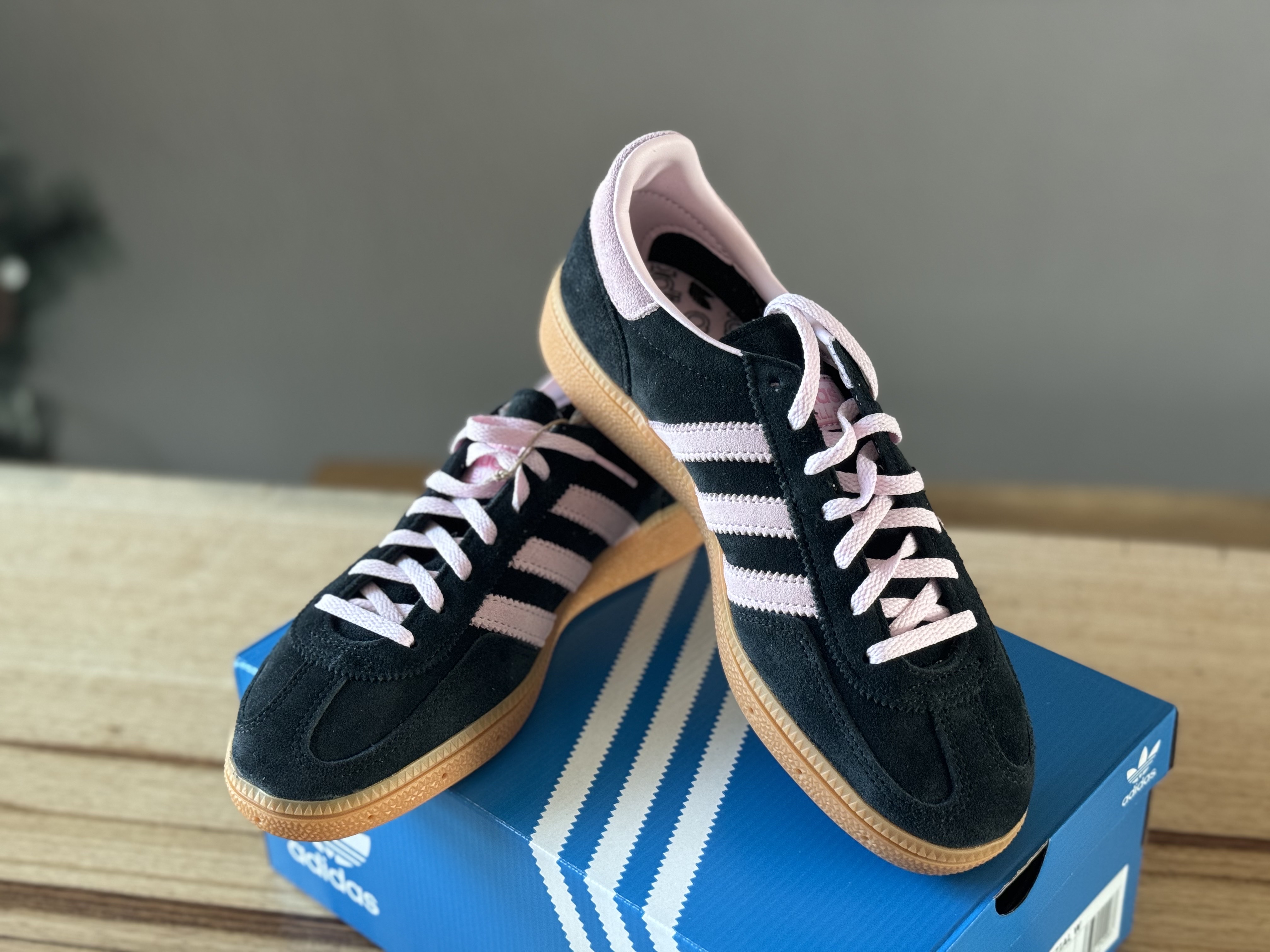(W) Adidas Spezial Handball Core Black Clear Pink 착용 스타일 - 1