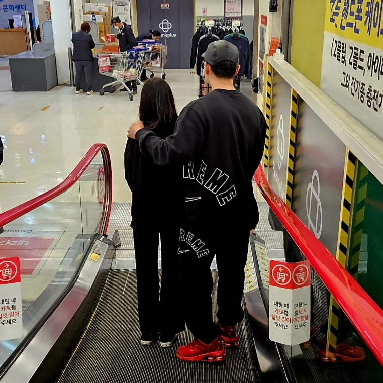 Nike x Supreme Shox Ride 2 SP Red, Supreme x Nike Arc Sweatpants Black - 22SS 착용 스타일 - 1