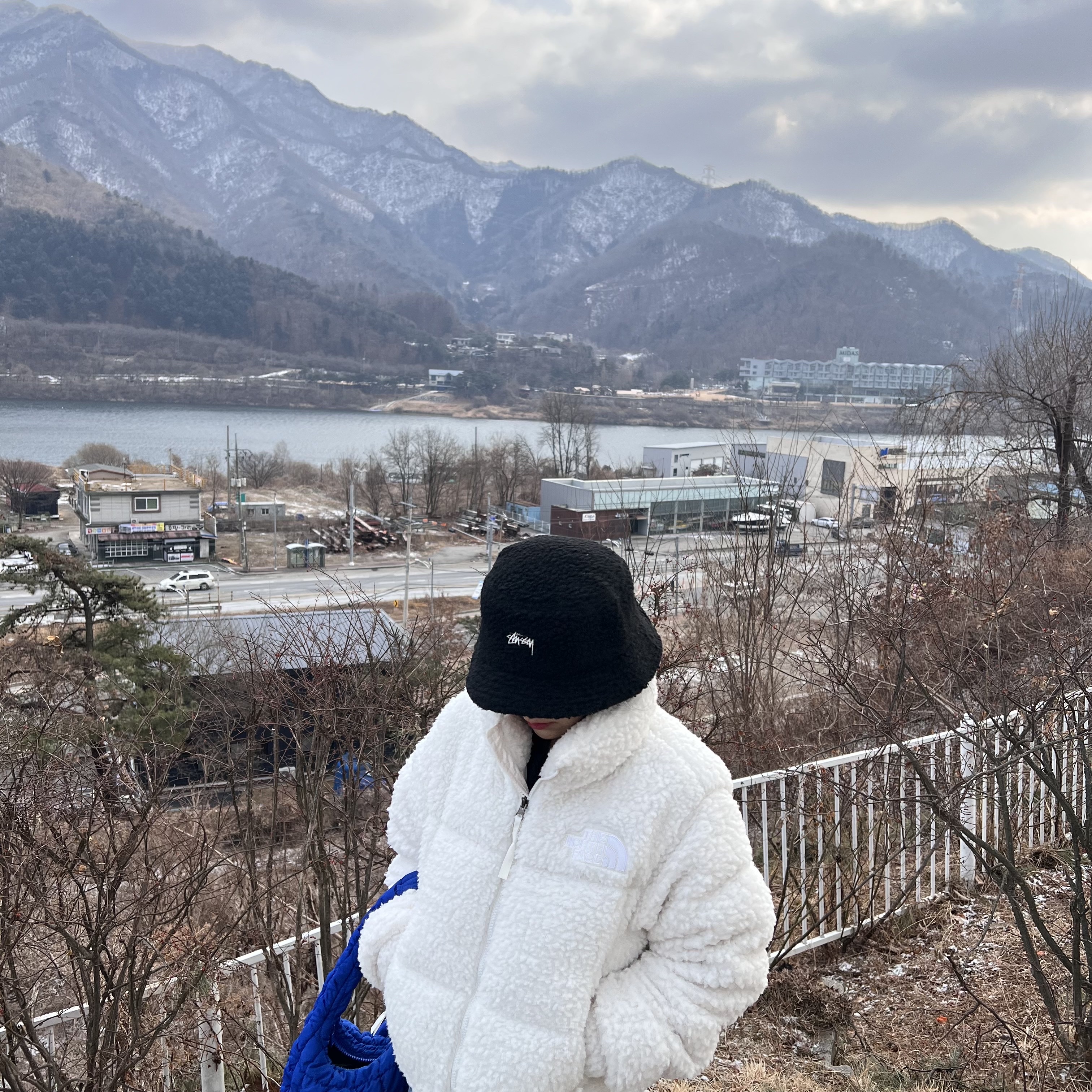 (W) The North Face High Pile Nuptse Jacket Gardenia White, COS Quilted Mini Bag Blue 착용 스타일 - 4