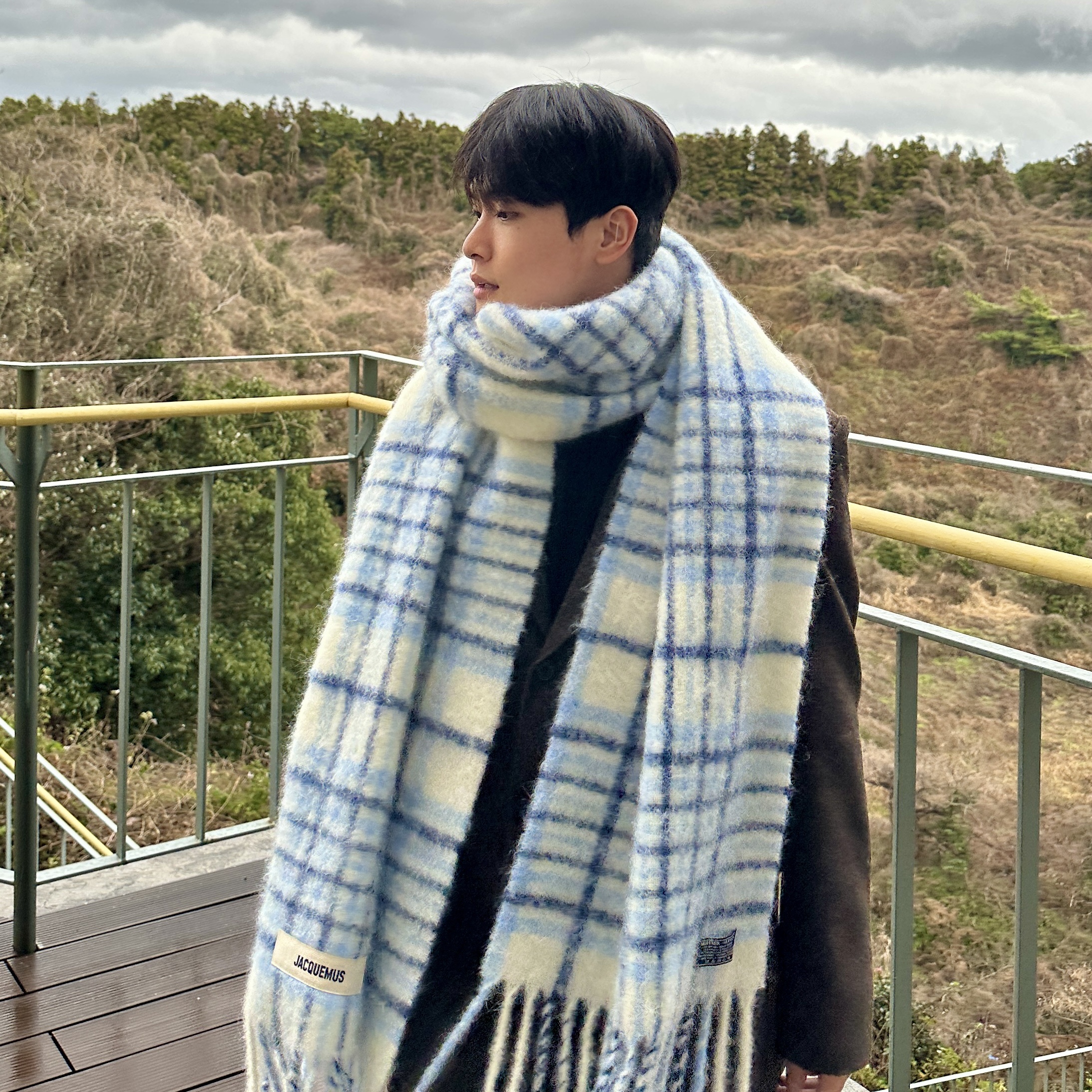 Jacquemus L’echarpe Carro Le Chouchou Jacquard Check Muffler Light Blue 착용 스타일 - 2
