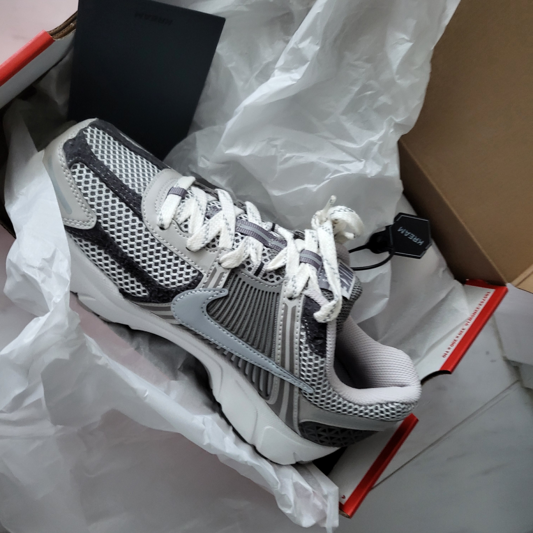 Nike Zoom Vomero 5 PRM Light Iron Ore and Flat Fewter 착용 스타일