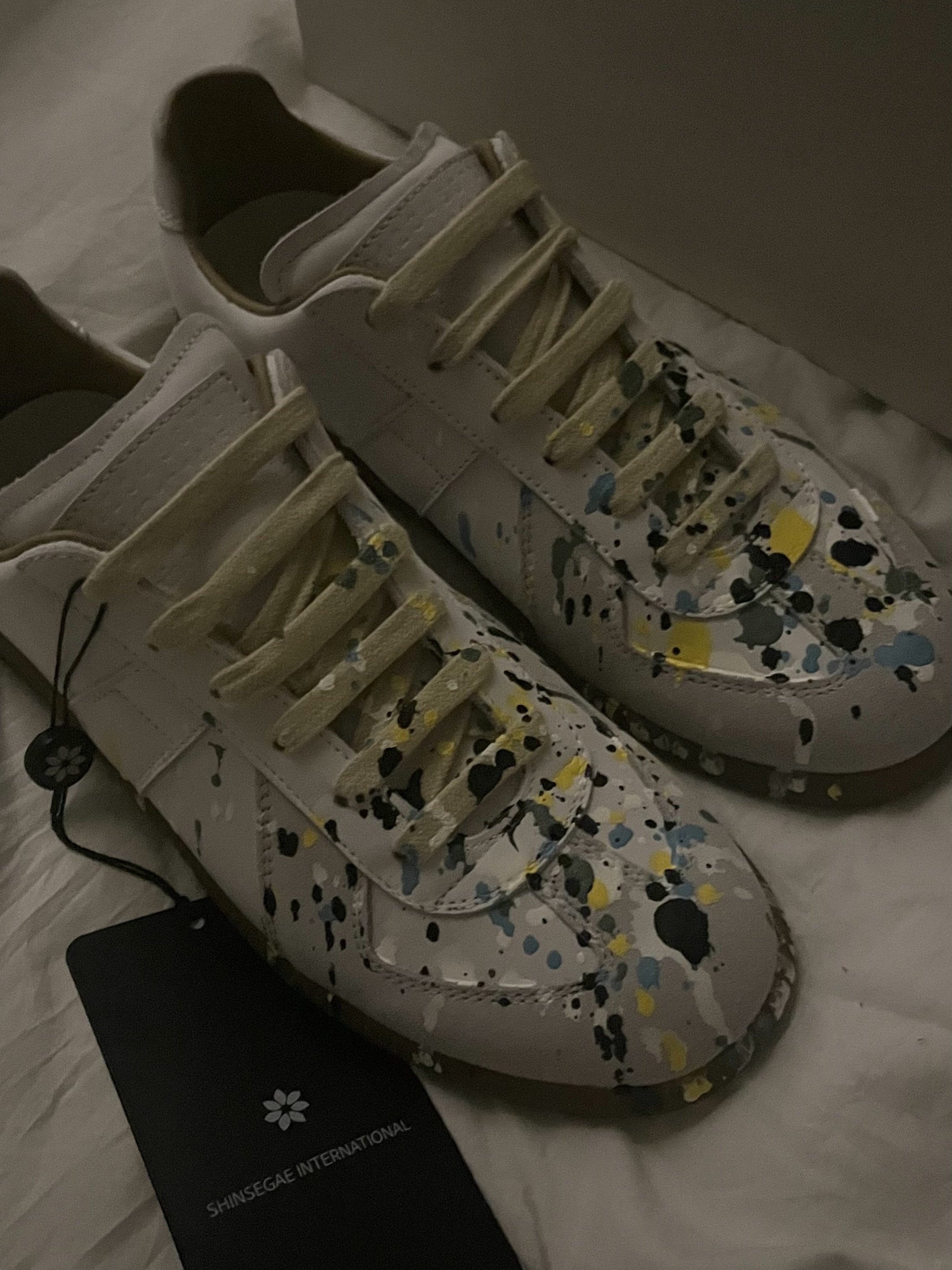 (W) Maison Margiela Replica Paint Drop Sneakers Light Grey 착용 스타일 - 4