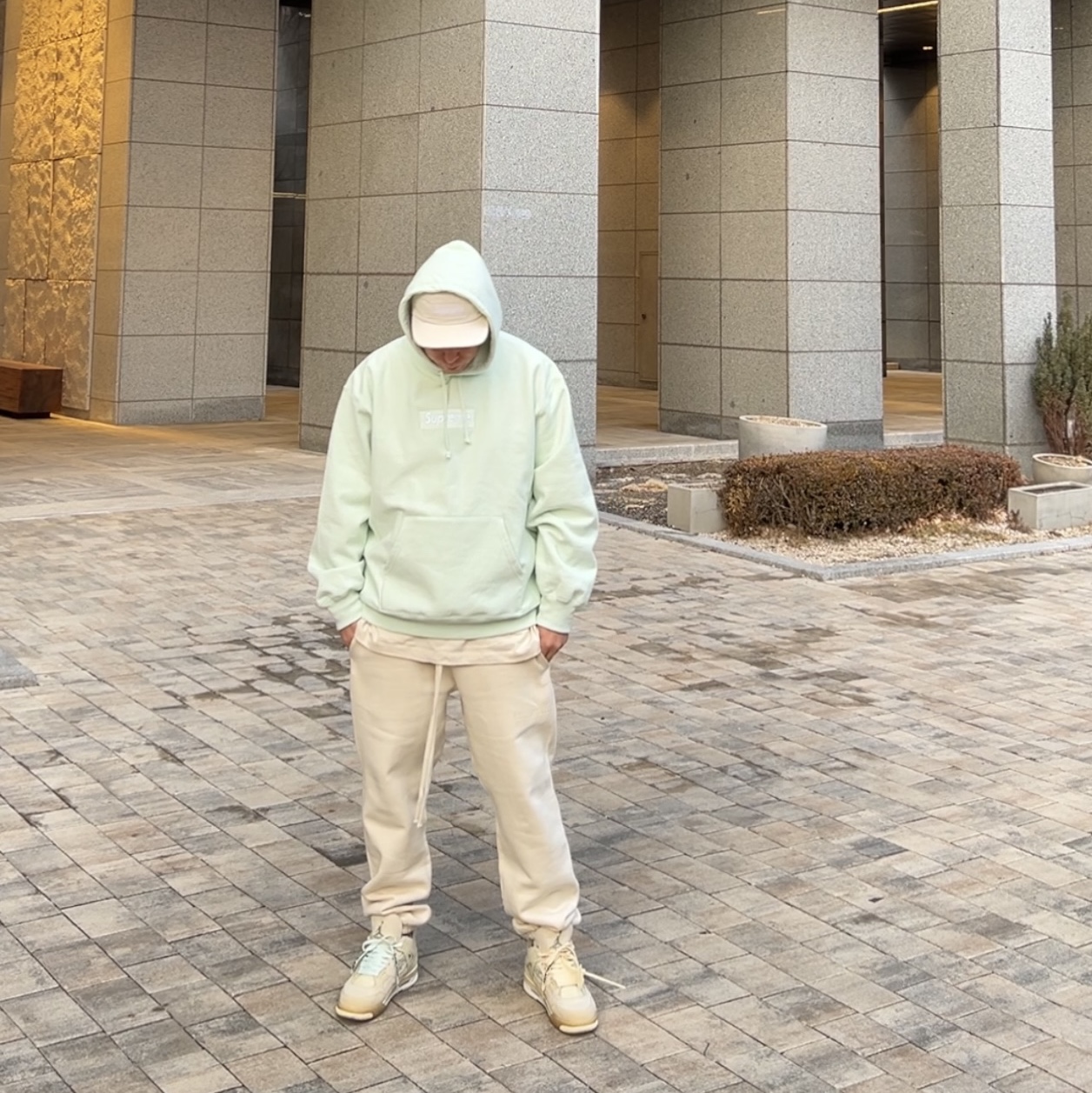 Supreme Box Logo Hooded Sweatshirt Light Green - 23FW, (W) Jordan 4 x Off-White Retro SP Sail 착용 스타일