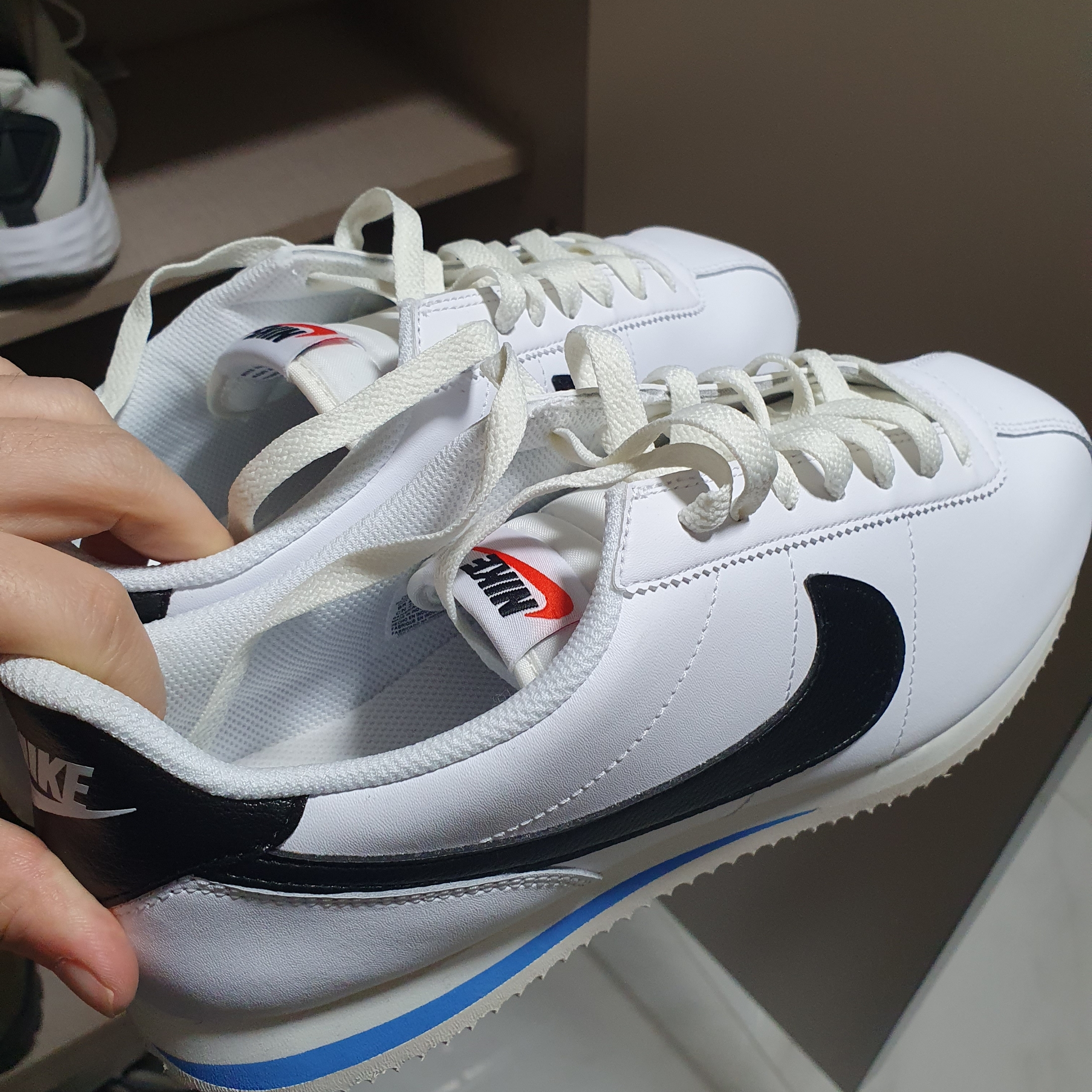 Nike Cortez White and Black 착용 스타일