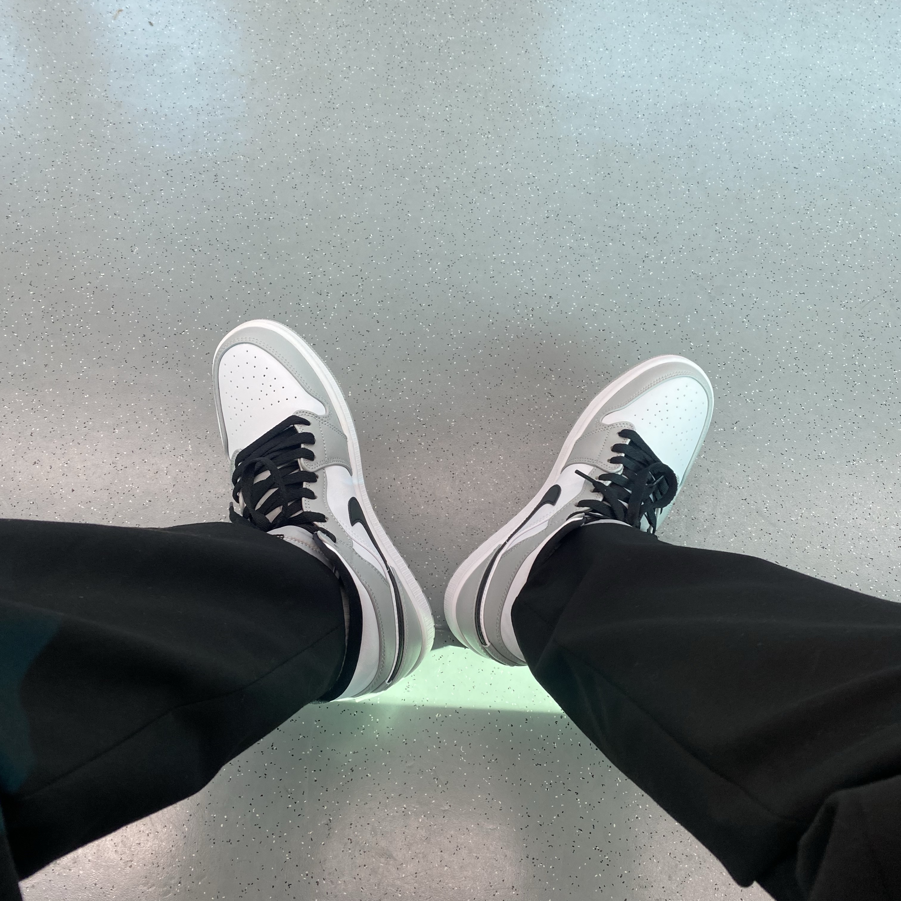 Jordan 1 Mid Light Smoke Grey 착용 스타일 - 2
