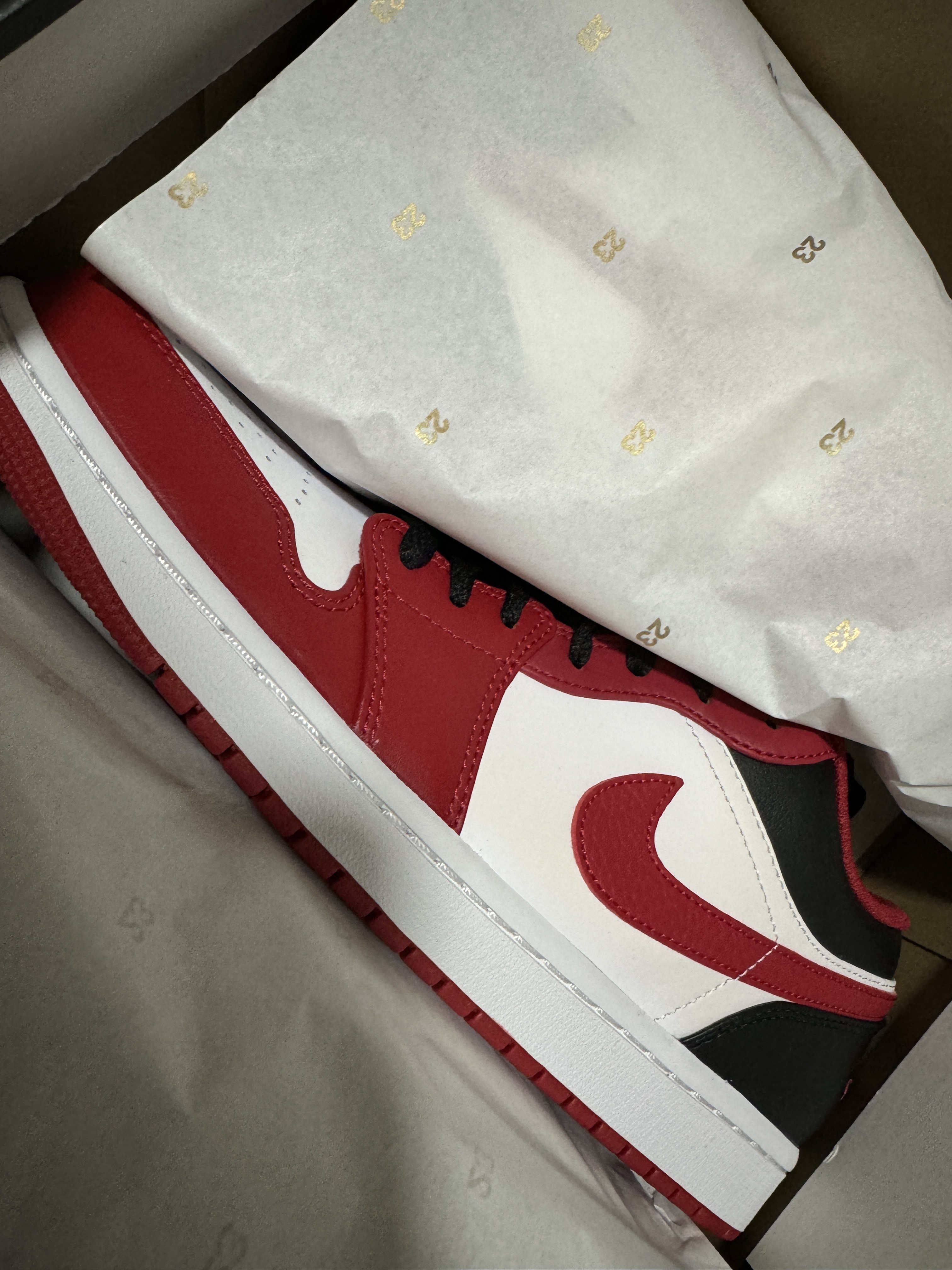 Jordan 1 Low White Gym Red Black 착용 스타일